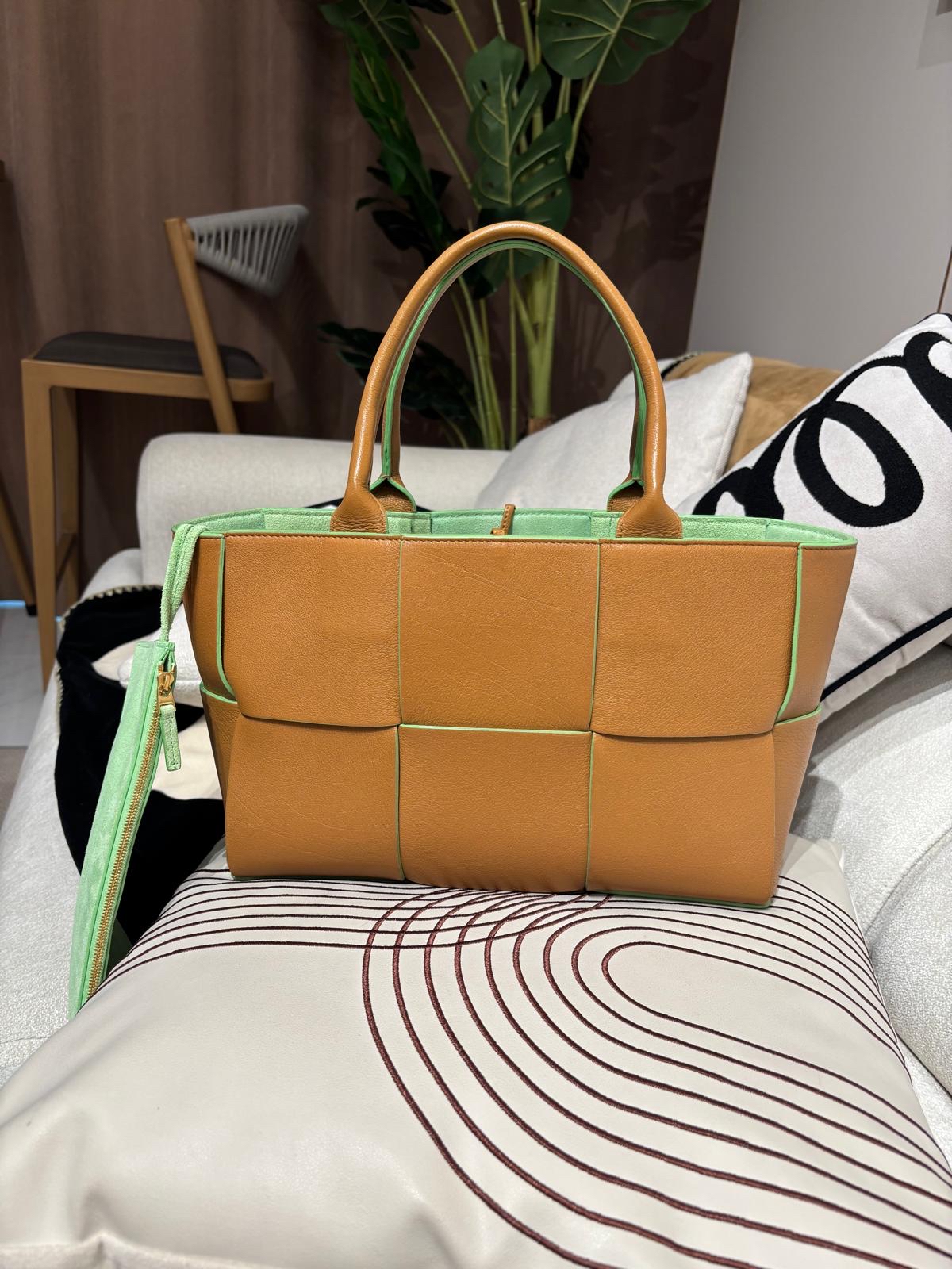 Bottega Veneta BV Small Arco Tote Bag 100%Authentic, 98%new ✅Pouch✅Dust bag