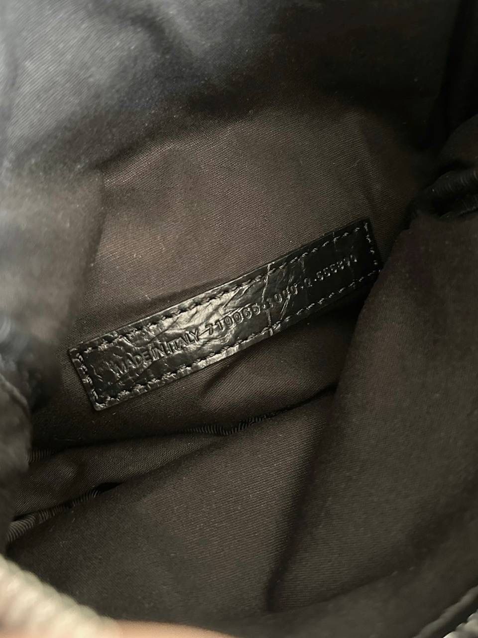 ba1enciaga Le cagole机车相机包💥 现在的男生打扮得越来越年轻时髦 这种时髦的男包简直像珍宝一样难得 他们家真的太懂现在的潮男潮女的需求了 版型是常规的相机邮差包，不会太over 但是！整个包都写着"机车"二字！ 低调的发着光，品味腔调的象征 咱家的油蜡皮爆裂感老客都知道的 纹路必须狠狠的"裂"开来 那种平滑的便宜的不对版皮请靠边～ ZP开发⚠️所有细节一致 21.5×17.5×5.5cm719065m