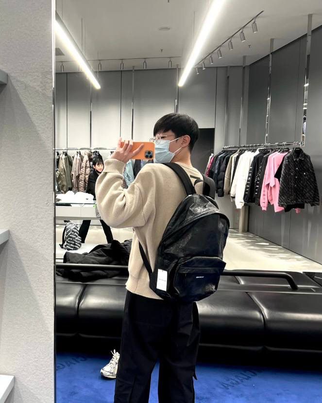 ba1enciaga explore 双肩包👣 其实日常就想背一个简单实用的双肩 而且质感还是需要好一些的，并且低调百搭的 这只explore 一定是一百分的 不出挑的版型真的很适合i人哈哈哈 电脑书本杂志通通都放得进 容量也是无敌大的，而且自重还轻哦～ 47×34.8×19.8cm503221m