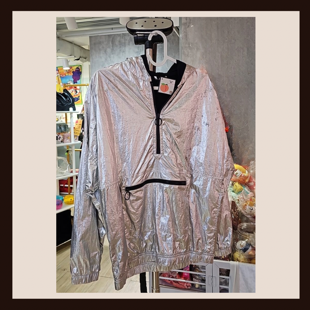 未來感金屬銀色半拉鍊衝鋒衣