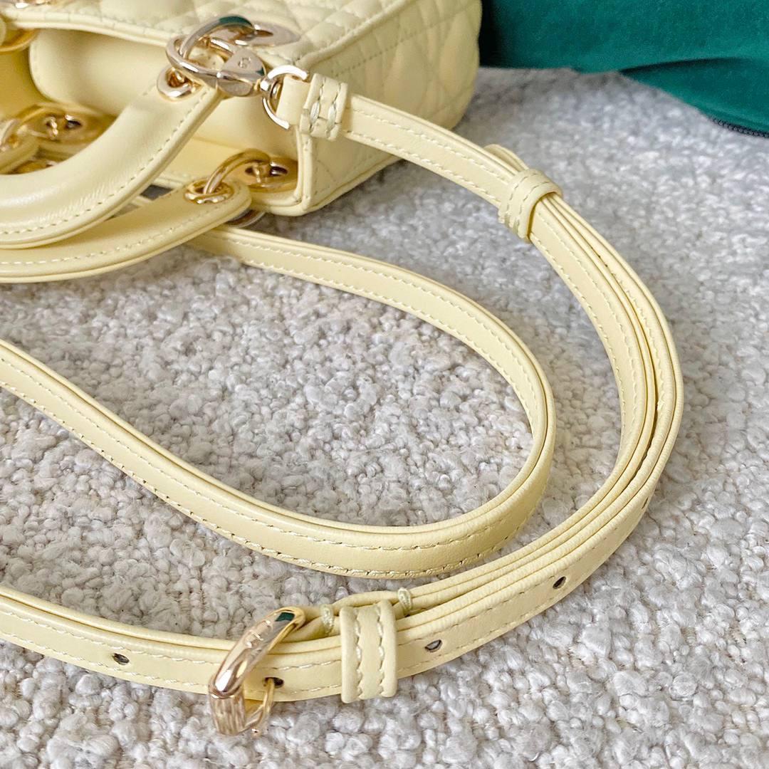 𝗗𝗜𝗢𝗥 𝗺𝗶𝗰𝗿𝗼 𝗹𝗮𝗱𝘆 𝗯𝗮𝗴小鸡黄🐥 火爆全网的最新超mini系列 天阿噜！小小只，简直太太太太可爱了！ 精致到巴掌大小，无敌治愈我这颗少女的心啊！！ size：12×10×5cm