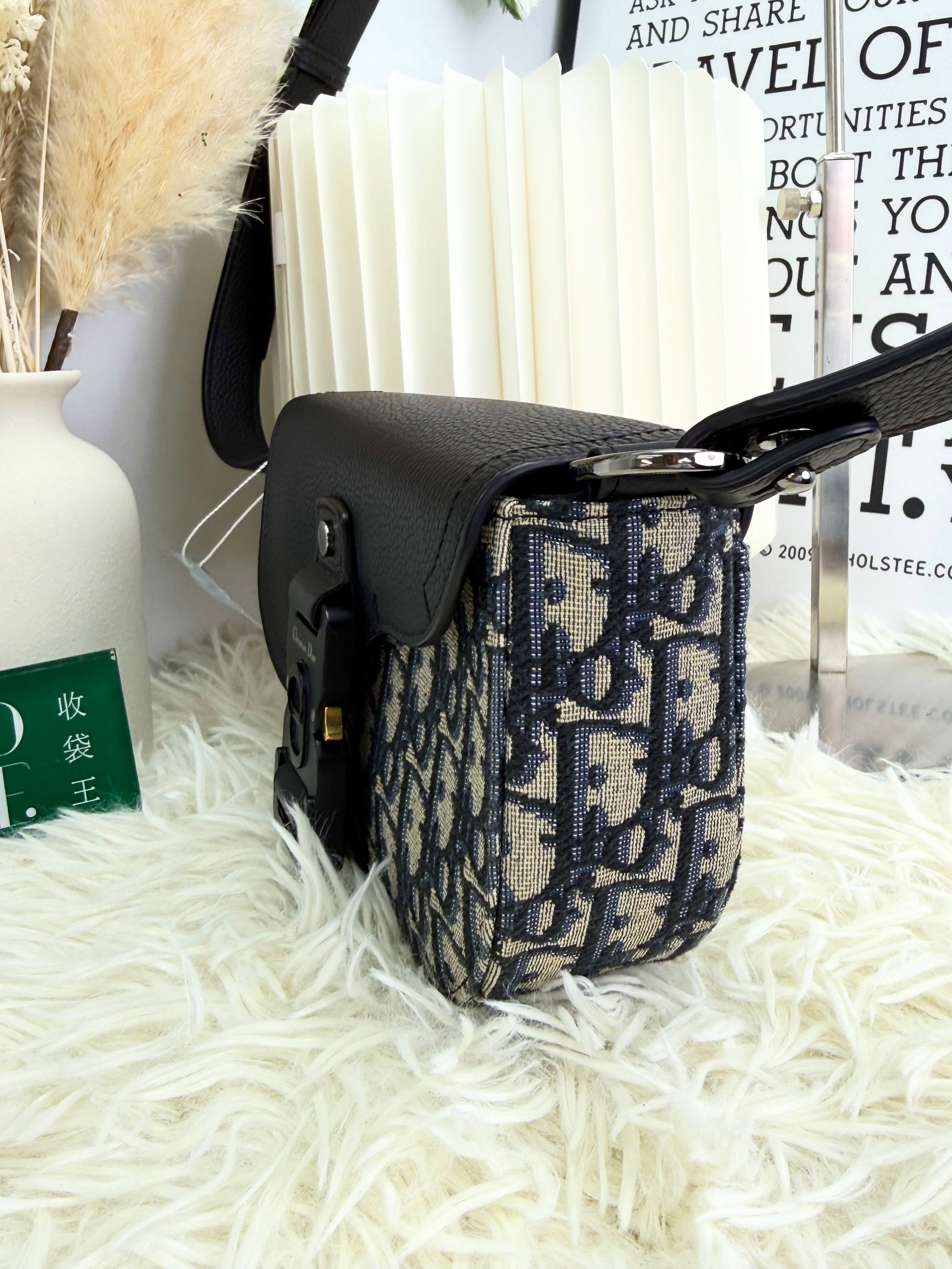 Dior🛍️PRE OWNED👜 Saddle 米白色緹花郵差包 2025年單 全套有單🖤  20*5.5*13.5cm  配件 - 塵袋、盒、2025年專門店單🫶🏻 💰價錢 - $11980  #收袋王  喜歡的話快點pm/whatsapp 我們💓 銷售熱線51111 321（whatsapp)  我們服務包括有：手袋飾物回收、手袋置換(一換一、一換多也可以） 、專業手袋鑑證、專業手袋護理  購買方法 🏢親臨門市 荃灣南豐中心11樓44室（荃灣地鐵站a出口1分鐘到）敬請預約 ❤️只賣正品正貨，任驗💓🫰🏻 ❤️‍🔥本店為香港註冊公司絕對真貨，信心保證👍🏻 🫰🏻本店設有鑑證服務，有駐場鑑證師  ✨歡迎追蹤我哋各個平台緊貼最新優惠x貨品🔥😍 👇🏻👇🏻👇🏻👇🏻👇🏻👇🏻👇🏻👇🏻  ⭐️Instagram: aoaocave  🌈Facebook: aoaocave收袋王  🔥Carousell: acluxuryhk  👆🏻👆🏻👆🏻👆🏻👆🏻👆🏻👆🏻👆🏻  ___________________________  Disclaimer🫰🏻All trademarks and copyrights are reserved to the original brand holders. @AOAOCAVE sells only authentic goods and is not affiliated with any of the brands mentioned.  @AOAOCAVE 跟任何品牌無關，而且沒有持有任何品牌資版權，亦沒有與任何品牌合作。所有商標及版權歸屬於品牌坊所有，帖子只作分享用途。  #aoaocave #手袋回收 #名牌買賣