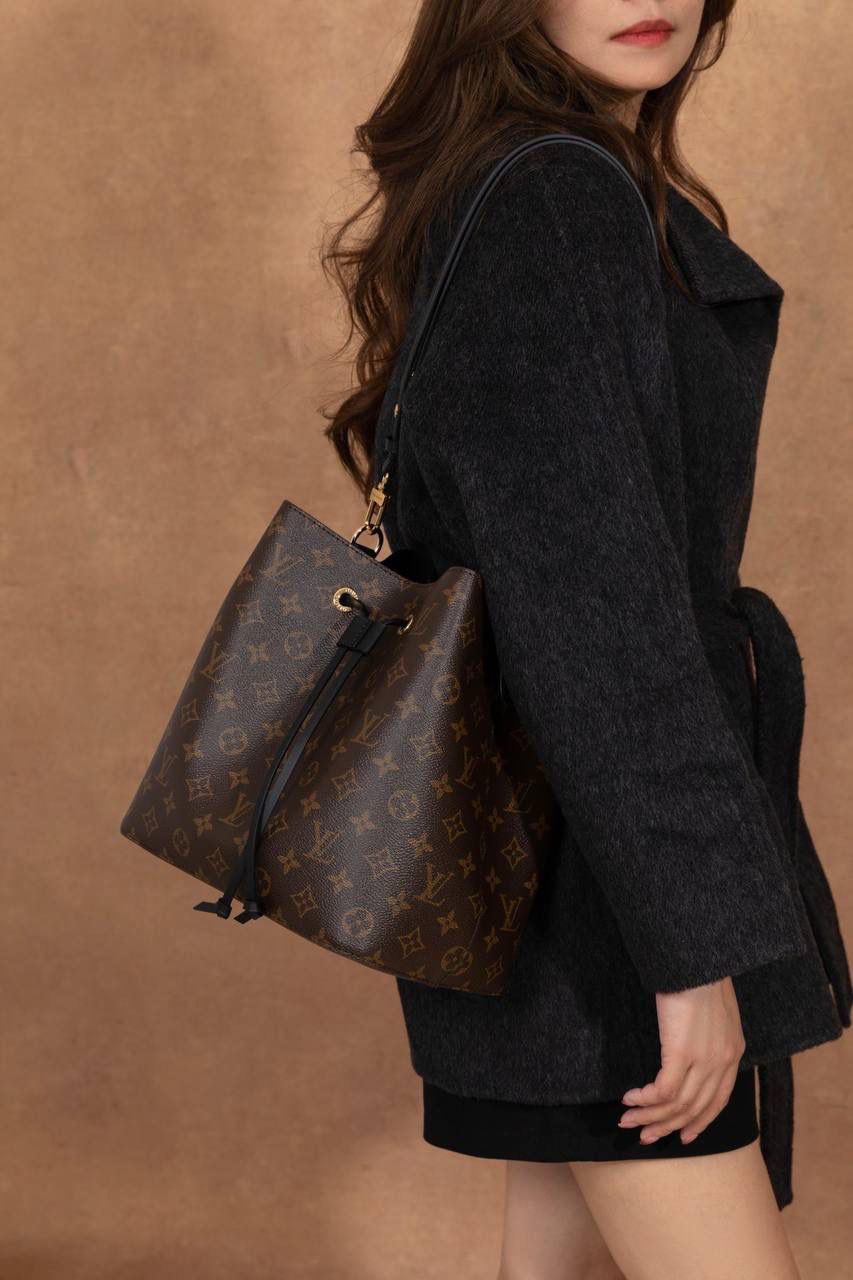 LV NÉONOÉ 水桶包 👜✨细节实拍🎀 水桶包原型来自 1932 年的香槟袋， 经典又耐看，不分年纪，背起来都很有感觉。 又能装、又好搭，休闲穿、正式穿都 OK， 属于那种越背越喜欢、怎么都不会过时的款 💖