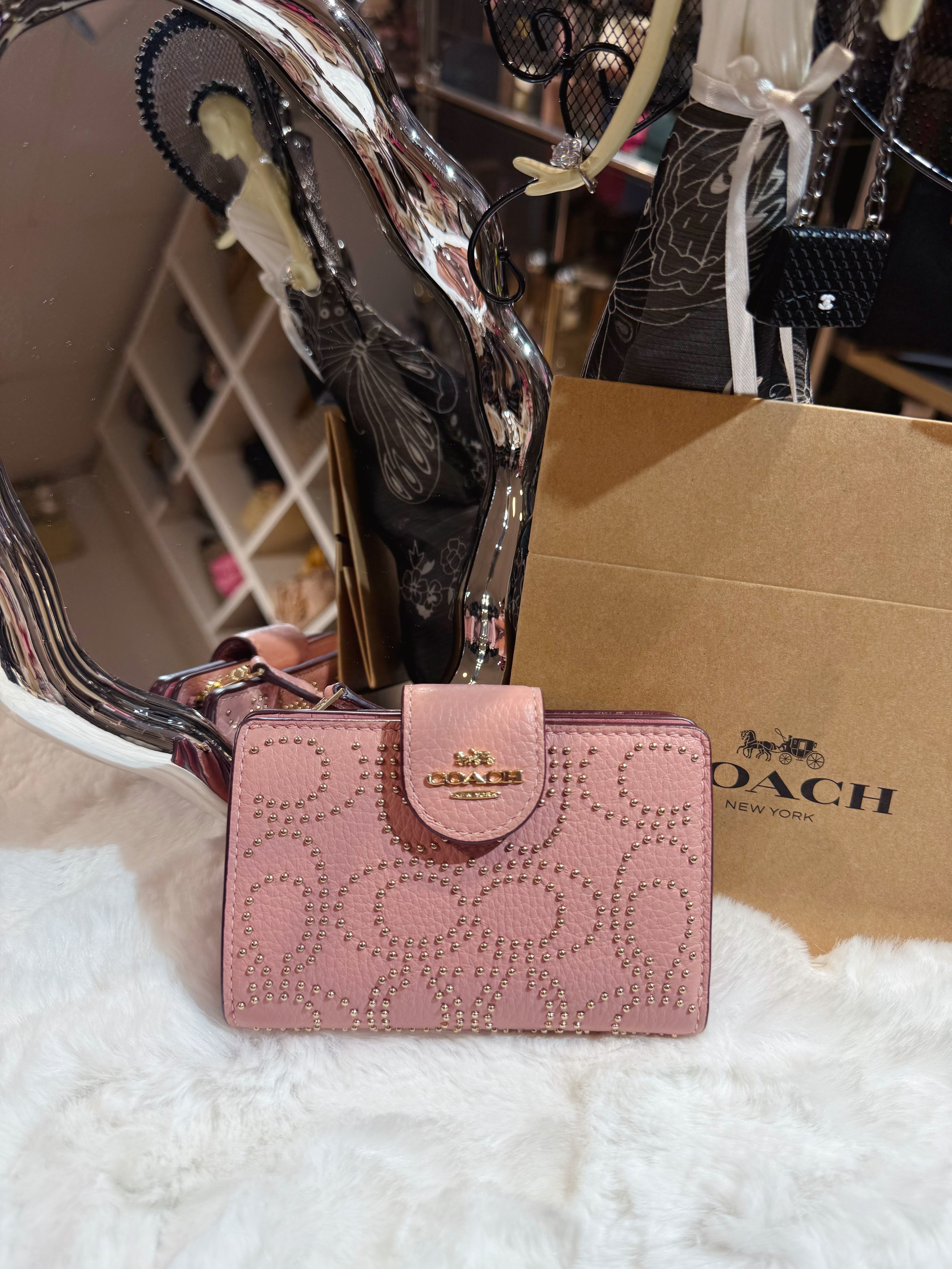 Coach medium wallet pink/stud