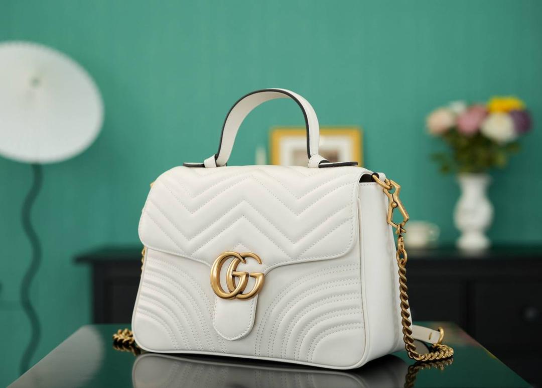 👜🔥Marmont系列绗缝手提包邮差包 白色 27cm （原厂皮 全铜五金） 正品售价,500 独家原厂皮发售 限量级别 意大利原材料开发，这个大小简直是最完美的尺寸，什么随身携带的东西都可以轻松收纳，能手拎也可以单肩斜挎，自重轻，超级百搭不挑人~白色温柔大气，好看极了！！！ 官方款号 498110 尺寸大号：27x19x10.5cm 小号：21x15x8cm