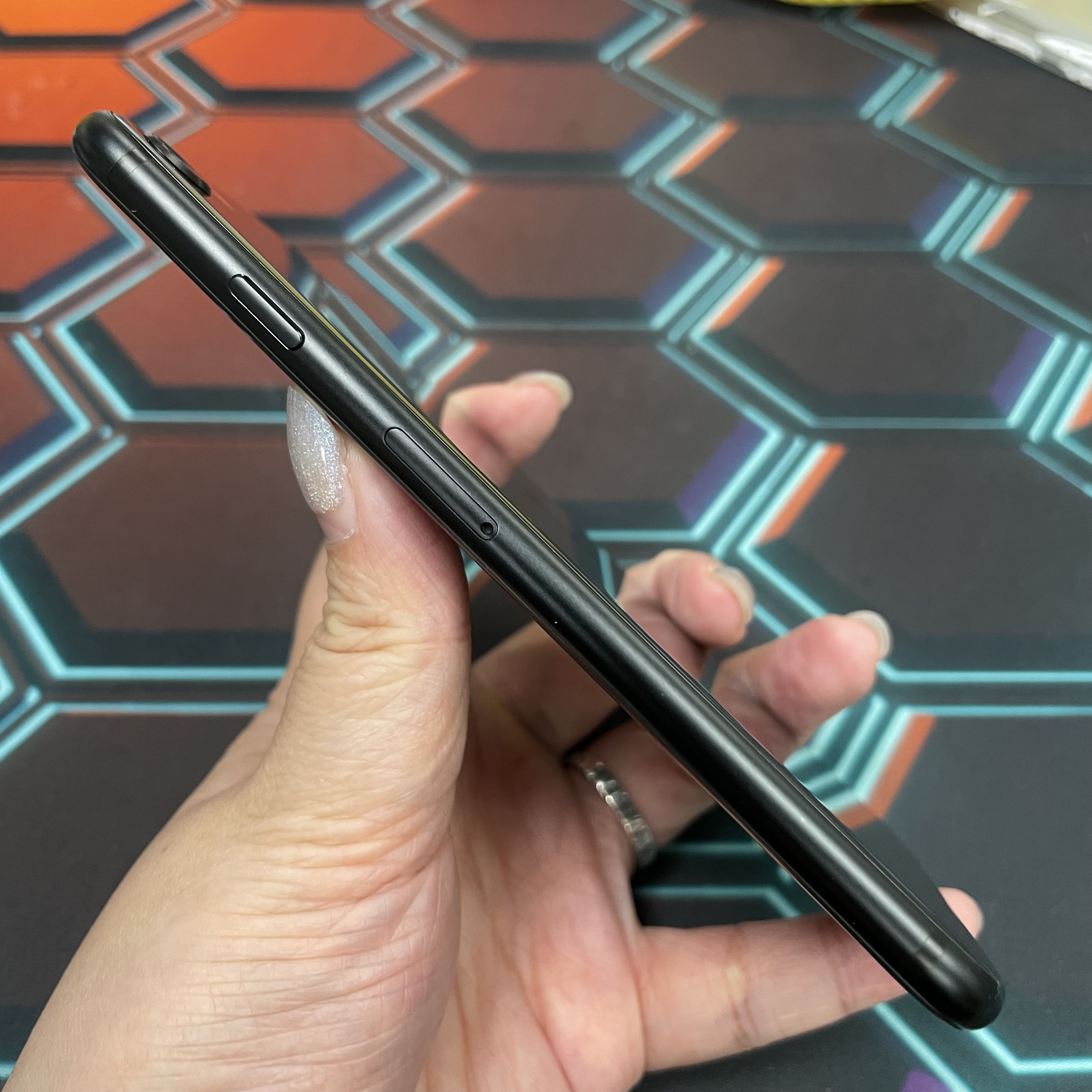 *7070 SE 2 勁靚機 128GB 電73 黑色 black