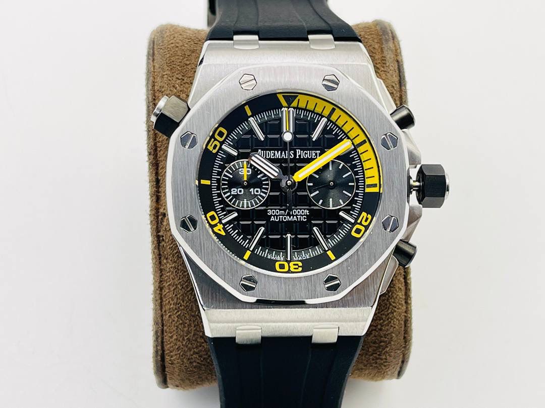 爱彼A P皇家橡树系列水果腕表！ 型号：26703 跑秒计时自动机械男表！搭载原版cal.3124机芯 直径：42MM！ 1⃣️表壳材质选用的904L精钢，经过CNC一次成型锻造了42MM的表径，表壳在经过拉丝工艺多次打磨抛光后做到了无懈可击，包括螺钉也一致还原！ 2⃣️表盘字面格纹错落有致，立体感很强。刻度线粗细程度以及长短均与正品保持一致。条钉时标内部填充超强夜光材料。两组小圆盘对称分布，就像两只小眼睛。盘面内有一圈一圈的放大环，细节处理很到位。 3⃣️橡胶表带表面的磨砂质感很强.采用无味不沾灰尘的进口橡胶，只为提高佩戴的舒适感！ 4⃣️前后玻璃都采用蓝宝石水晶镜面玻璃，镜面通透性也很强。这款腕表采用3124机芯，做到了外观和正品的极其相似，走时精准稳定！