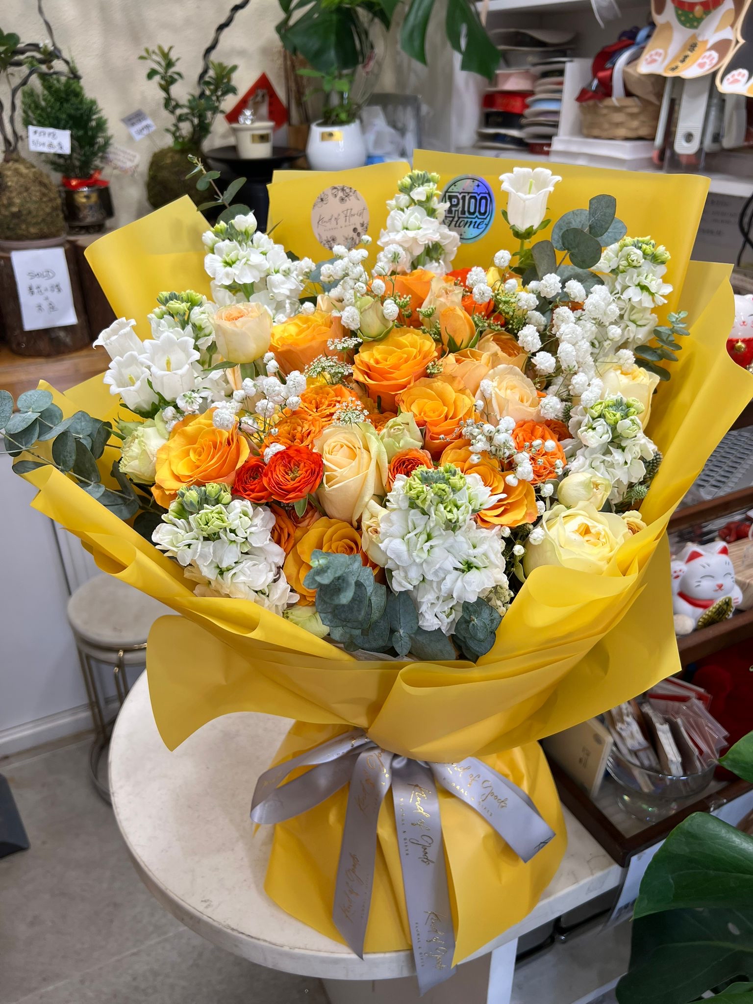 明亮的橙白花束