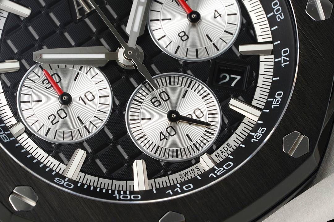 独家开发爱彼皇家橡树离岸系列26420，购入原装1.1打造💯🔥全表采用德国最新cnc技术，每个细节都同步原装，表带表扣通用原装技术实现快拆技术可同原装互换，字面采用最新款纵横格纹面，上手霸气豪华，机芯使用最强丹东机芯外观复刻原装4401机芯实现正面反面与原装难分雌雄。首批数量有限先到先得。首批颜色分别为，1，玫瑰金熊猫眼，2，最火沙漠黄烟熏盘，3，经典蓝盘白眼，4灰盘蓝眼睛，5，经典百搭白熊猫。