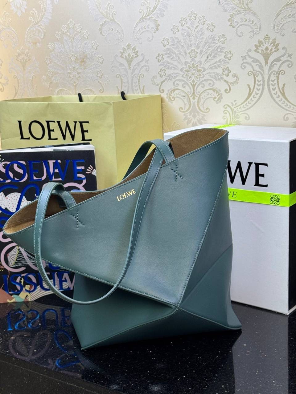 🎈*中号𝐏𝐮𝐳𝐳𝐥𝐞 𝐅𝐨𝐥𝐝折叠手袋👜*（香根草绿） ——全新【𝗡𝗘𝗪】升级‼️ 延续经典𝙋𝙪𝙯𝙯𝙡𝙚的标志性几何裁剪设计，新晋顶流🅰️𝙋𝙪𝙯𝙯𝙡𝙚 𝙁𝙤𝙡𝙚 𝙏𝙤𝙩𝙚以折纸包为灵感，升级成🉑完全折叠‼️的结构，立体与平面任意切换，出差旅行🧳必备单品。小牛皮材质轻且柔软，𝐌𝐢𝐧𝐢尺寸搭配一条可拆卸式肩带，手提，肩背，斜挎多样化背法✨ 尺寸：𝟐𝟓.𝟓-𝟏𝟒.𝟓-𝟑𝟏.𝟓𝐜𝐦 款号：052316