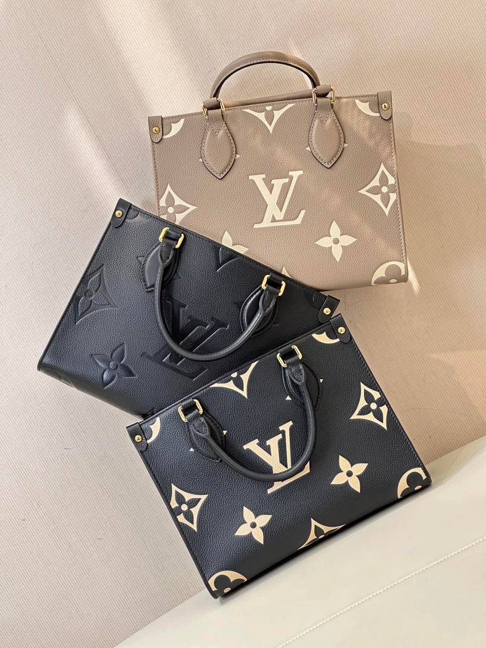 LV ONTHEGO 全皮👜✨ 今天这款是小号的，与以往的手提包唯一有点不一样的是，这款手提包将柔软细腻的牛皮搭配经典的Monogram压纹结合到一起！包身驴家进口荔枝纹牛皮料，经过压纹工艺处理，表层的logo凹凸纹理清晰，精细的无可挑剔。内里也是容量超大，虽然不入大号尺寸那样，但绝对可以满足日常需求✨🌈 尺寸：小号25/19/12cm 大号 34/27/16cm M45653 黑色压花 M45779 大象灰 M45659 黑色印花