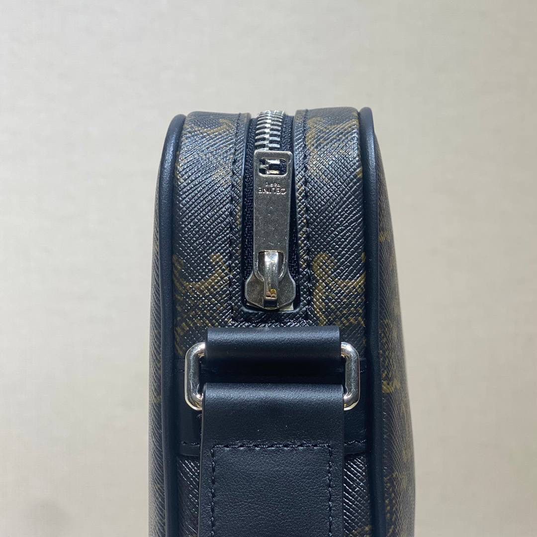 🔥大货实拍图 𝗖𝗘𝗟𝗜𝗡𝗘♥标志印花邮差包 不可否认Hedi的确做男款是很厉害的，这个老花相机包既实用又很好凹造型，绝对的好物推荐！型号：197202 尺寸：23*14.5*4cm