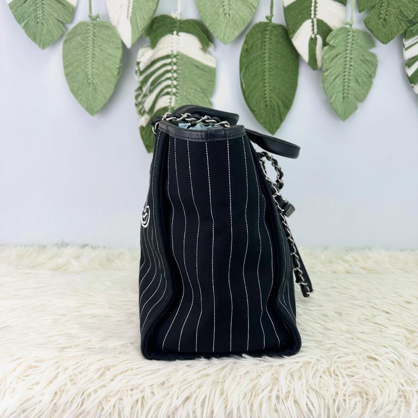 CHANEL 🤍PRE OWNED 23P Deauville 黑白色銀扣沙灘Tote bag 晶片款🖤 