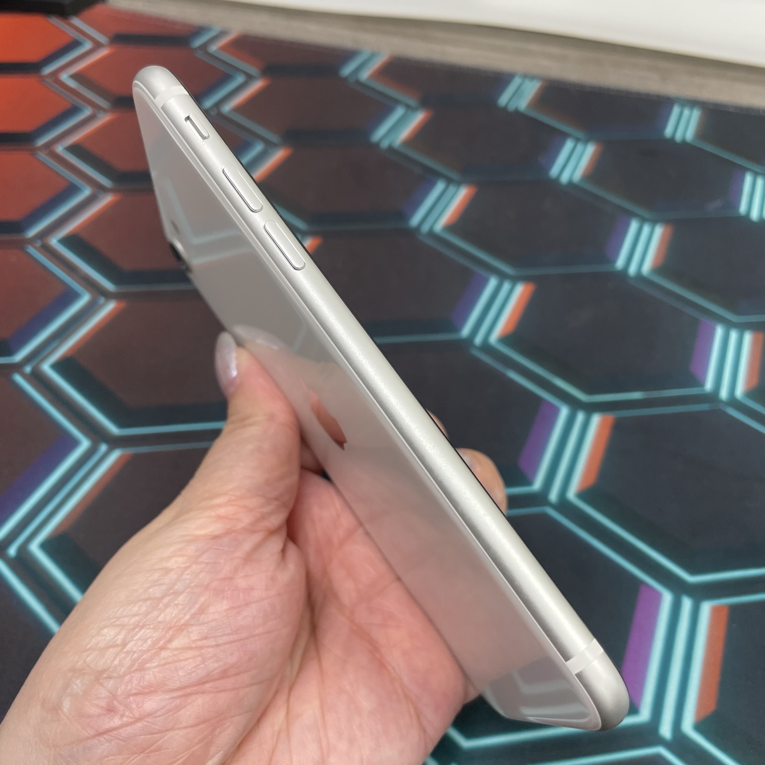 *7060 SE 2 超靚機 128GB 電91 白色 white
