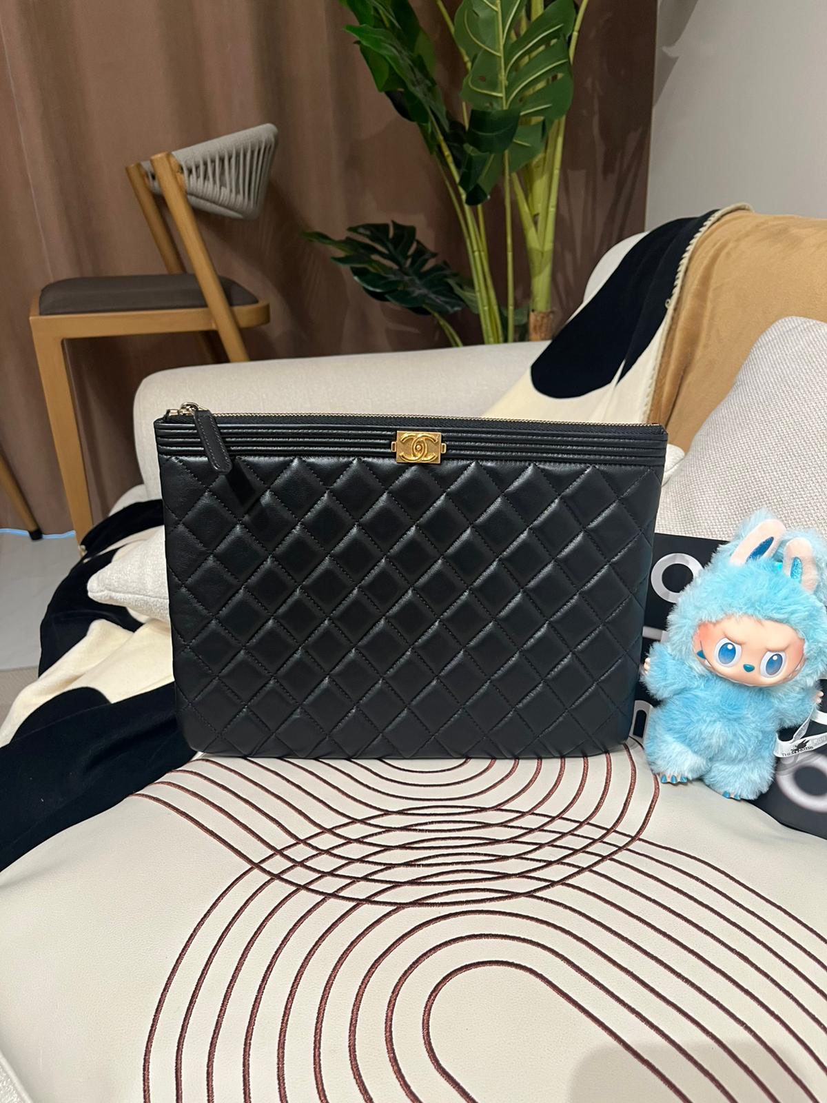 Chanel clutch bag 黑色羊皮 boy 金扣 100%Authentic,98%new ✅card✅防塵袋