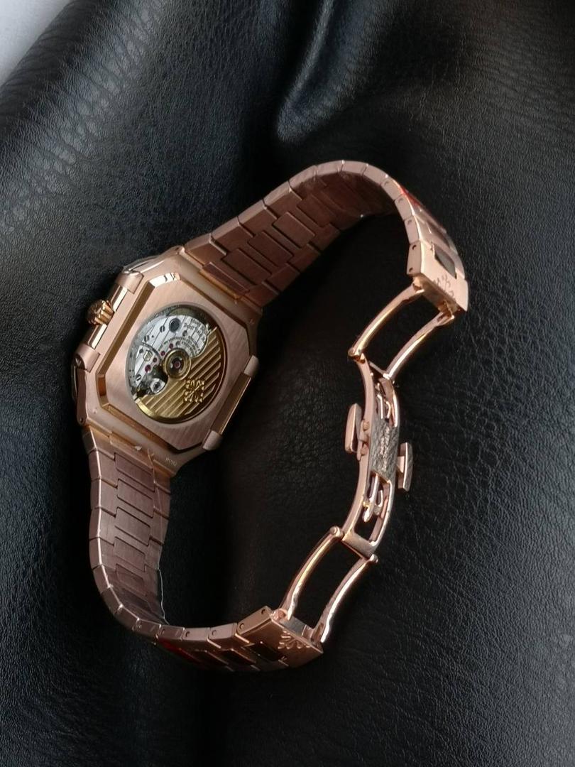 百达翡丽 方形 新系列CUBITUS 5821腕表 亮点特色：1️⃣机芯:搭载定制9015改Cal.26-330 SC一体机，调时不停秒，调时不停秒，摆轮位置均与正品一致，自动上链机芯。2️⃣钢带:316L定制级人体工程学表带，新扣款式。3️⃣表壳:尺寸45毫米厚度仅8.3mm，为表壳对角线长度(即10点位至4点位),因为表壳近似于方形，上下边的宽度会小于这一数值，所以视觉效果并不是很大。 搭配上，5821属于运动风格腕表，日常搭配正装和休闲风格也可以。