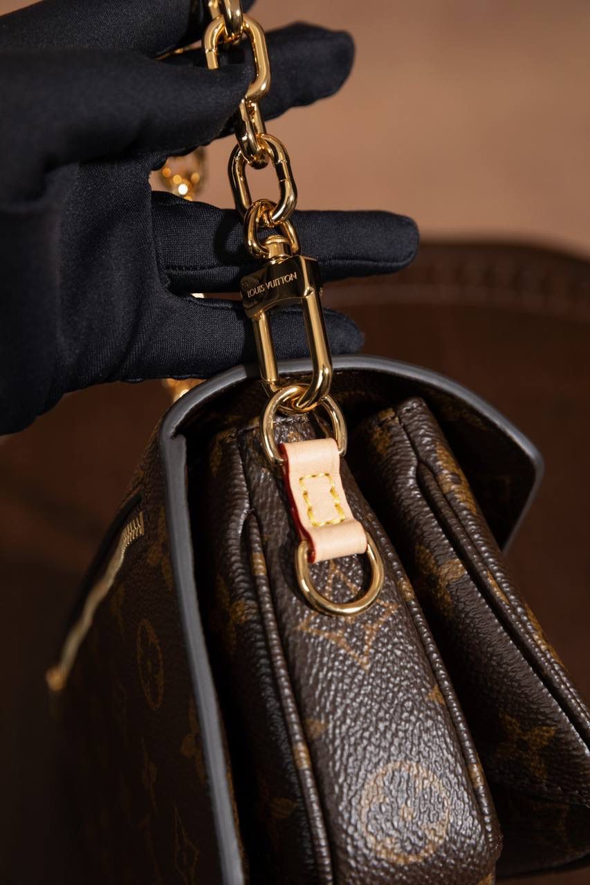 LV小邮差🎀 尺寸 21.5 × 13.5 × 6cm，小小一只很精致～Mini 小邮差设计，经典中带点新鲜感。链条是可以拆的，很灵活： 👉 装链条就变腋下包，复古感满满 👉 老花肩带可以调节，肩背、斜挎都 OK 👉 肩带随你换，怎么搭都好看 👜 包包本身很轻，背久也不会累～里面还有隔层设计，东西好放又整齐，用起来真的很舒服 👍 这一款真的是新款里的黑马，大爆款预定，强烈推荐啦 💕 选LV这只包，日常出门直接帮你加分，怎么背都很有型 😍