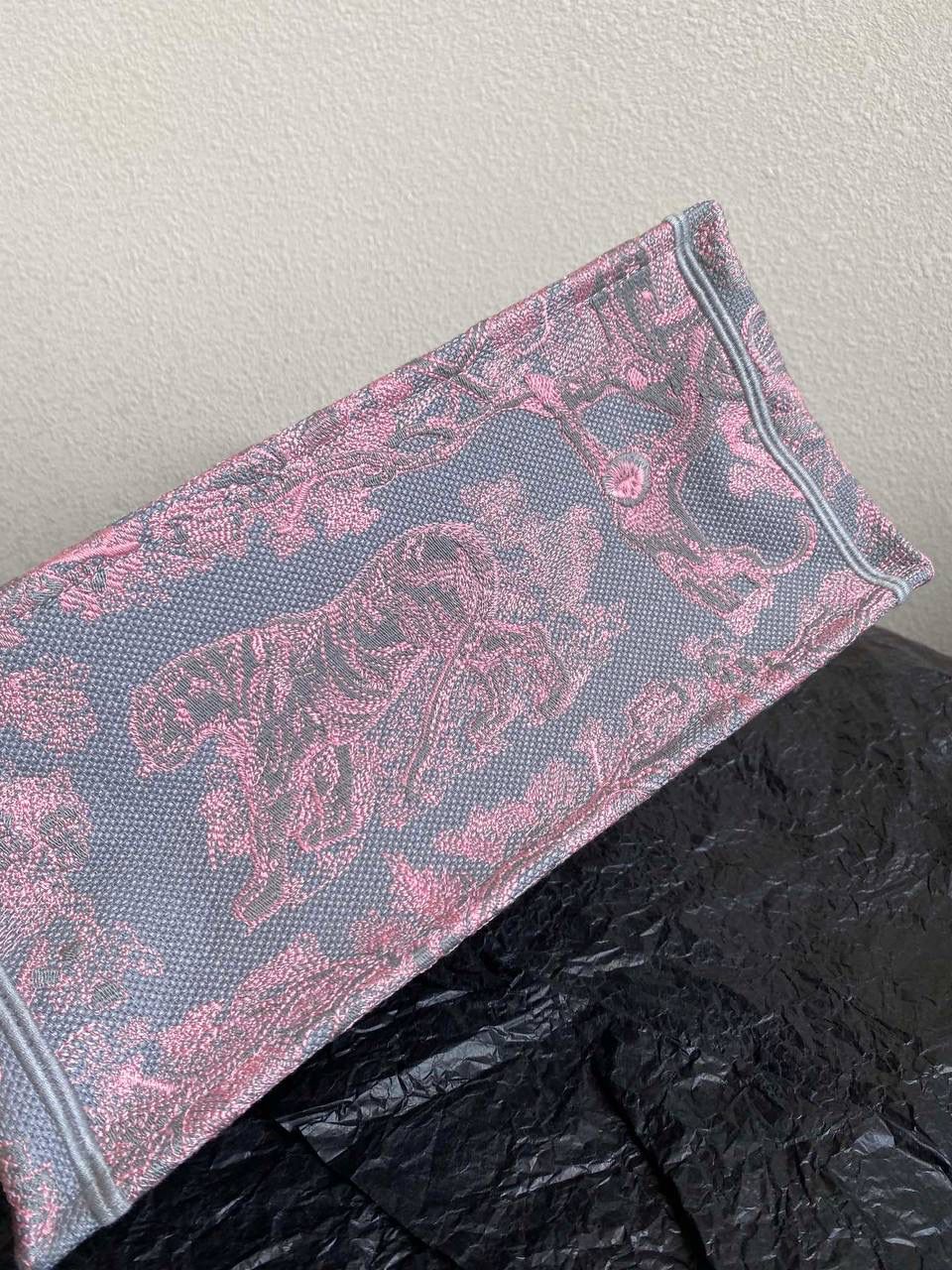 🈶粉灰老虎，中号 𝗖𝗗 𝗕𝗼𝗼𝗸 𝘁𝗼𝘁𝗲丛林系列购物袋 全手工立体刺绣 凹凸有致 浓厚的复古艺术气息简直是行走的艺术品 💐🎀 超大容量更是吹爆它 特别适合想把整个家带出门的姑娘 妈咪袋 公文包 旅行出游好帮手 时髦精凹造型必须拥有🤟🏻 36×27×16cm