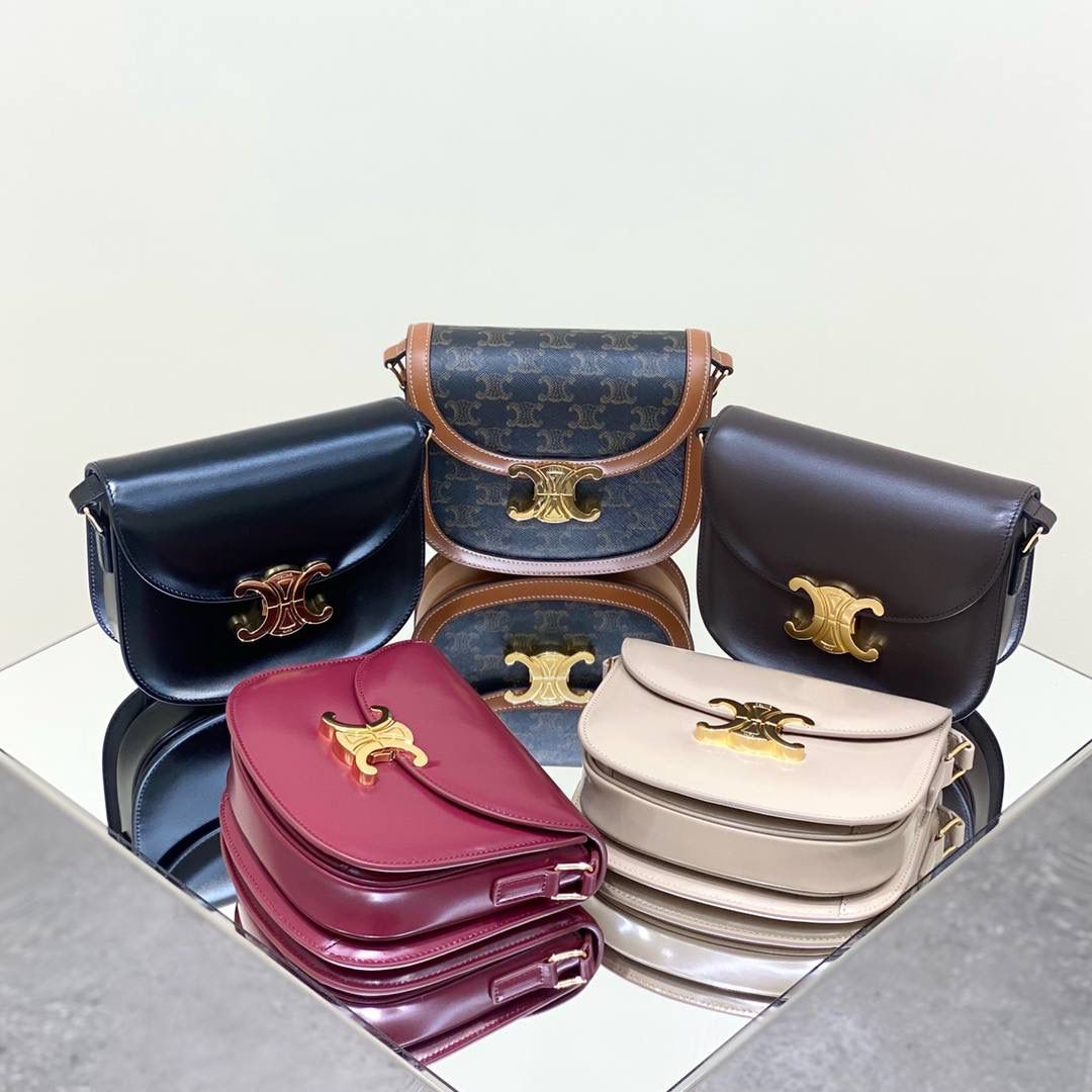 经典𝑻𝒓𝒊𝒐𝒎𝒑𝒉𝒆元素结合法式马鞍包包型，是经典衣橱中必不可少也是历久弥新的全新CELINE包款。无论是小资风格、千禧风格还是摇滚酷飒风格这款包都能够完美搭配。