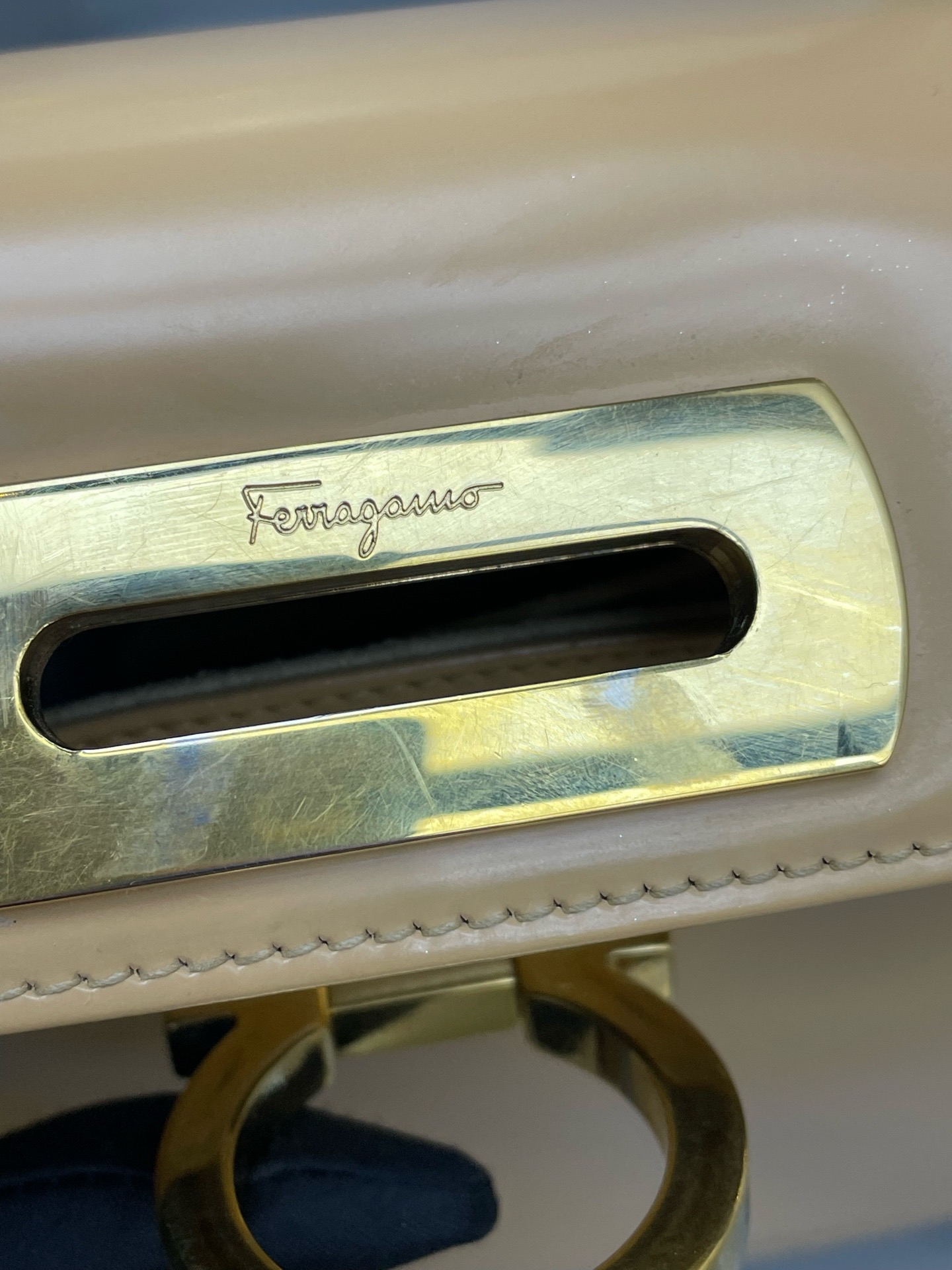 【預訂貨品】Ferragamo現代款奶茶色mini tote