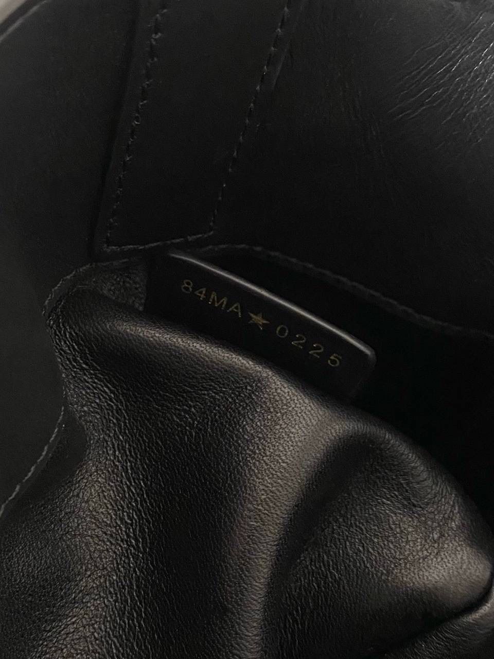 🈶黑色，迷你 𝗗𝗜𝗢𝗥 𝗧𝗼𝘂𝗷𝗼𝘂𝗿𝘀新版竖款 火爆全网toujours缩小版来啦！ 看到真的心动得不行～ 实物就是常规迷你水桶大小， 真的可爱死 别说，包虽小但容量还挺大的 日常用品都能轻松装上 肩带长度也刚刚好，不挑身高 反正就是太乖啦！夏日必备 😍 迷你：13×15×12cm #M1272m 中号：20x22x18.5cm 小号：16x18x12cm