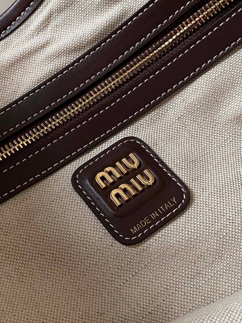 🈶石南木色 𝗠𝗶𝘂𝗠𝗶𝘂24秋冬 𝐢𝐯𝐲托特 今年这只巧克力色 给调色师跪下了！ 一整个浓浓的秋冬氛围感，已经开始期待秋天了 不管是皮质还是色泽都超有质感 根本爱到不行啊 近两年miu水涨船高，爆款制造机 出什么火什么，杀疯了已经，都去冲 35×40cm #F0110m