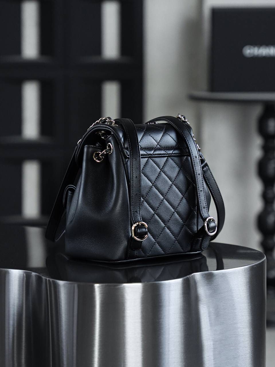 23P Duma小號雙肩包鑒定版👜 ITALY意大利皮料過關清單資料可査詢 從90年代紅到現在的Duma，熱度不減甚至一包難求！ 容量可觀非常實用，甚至背法多變可以手提、單肩背、雙肩背，俏皮可愛且超級减齡！ 五金：厚镀14k浅金扣 皮料：italy原廠摔紋小牛皮 尺寸：18*18.5*12cm