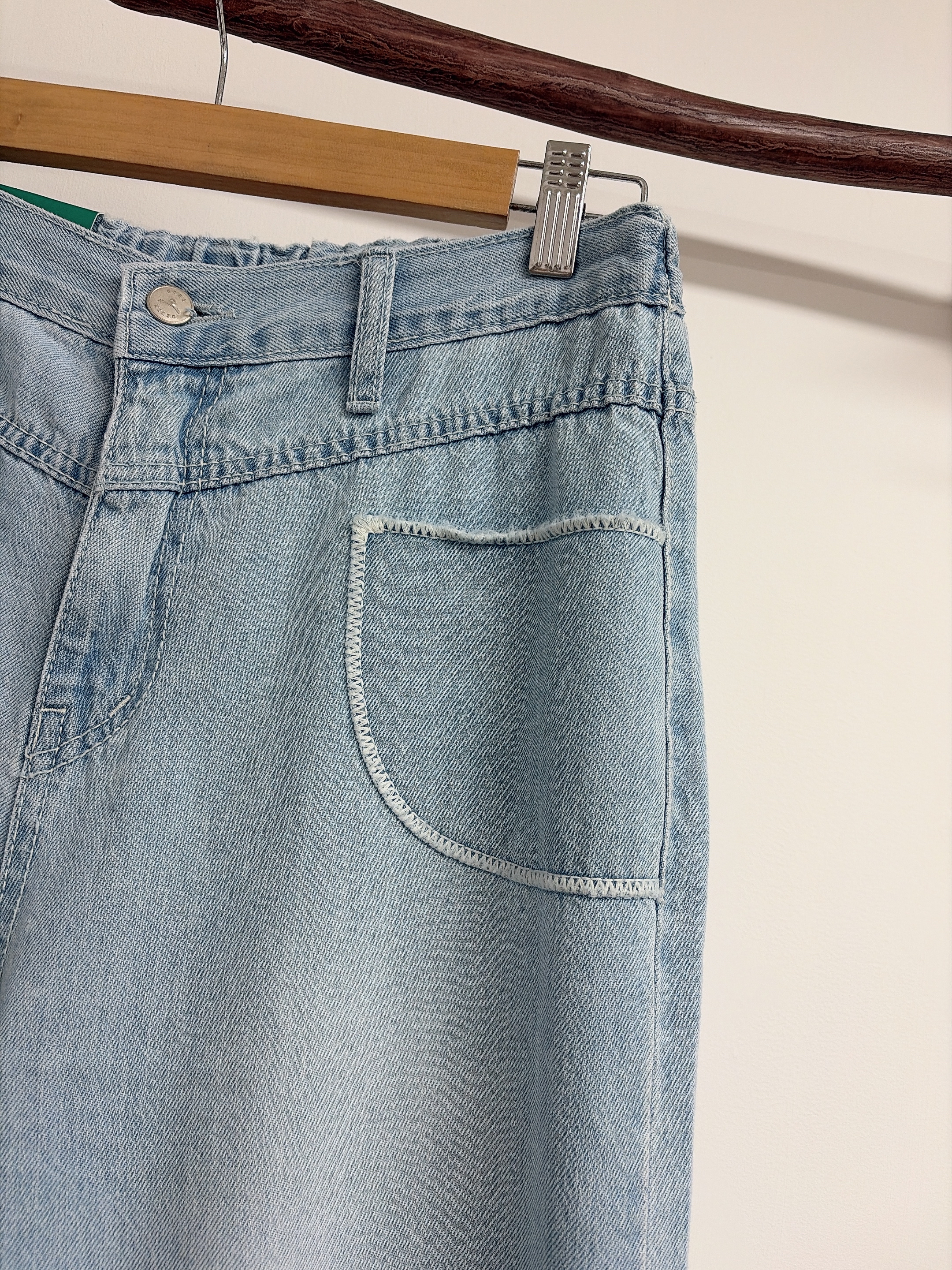 彎形袋車線淺色洗水薄jeans