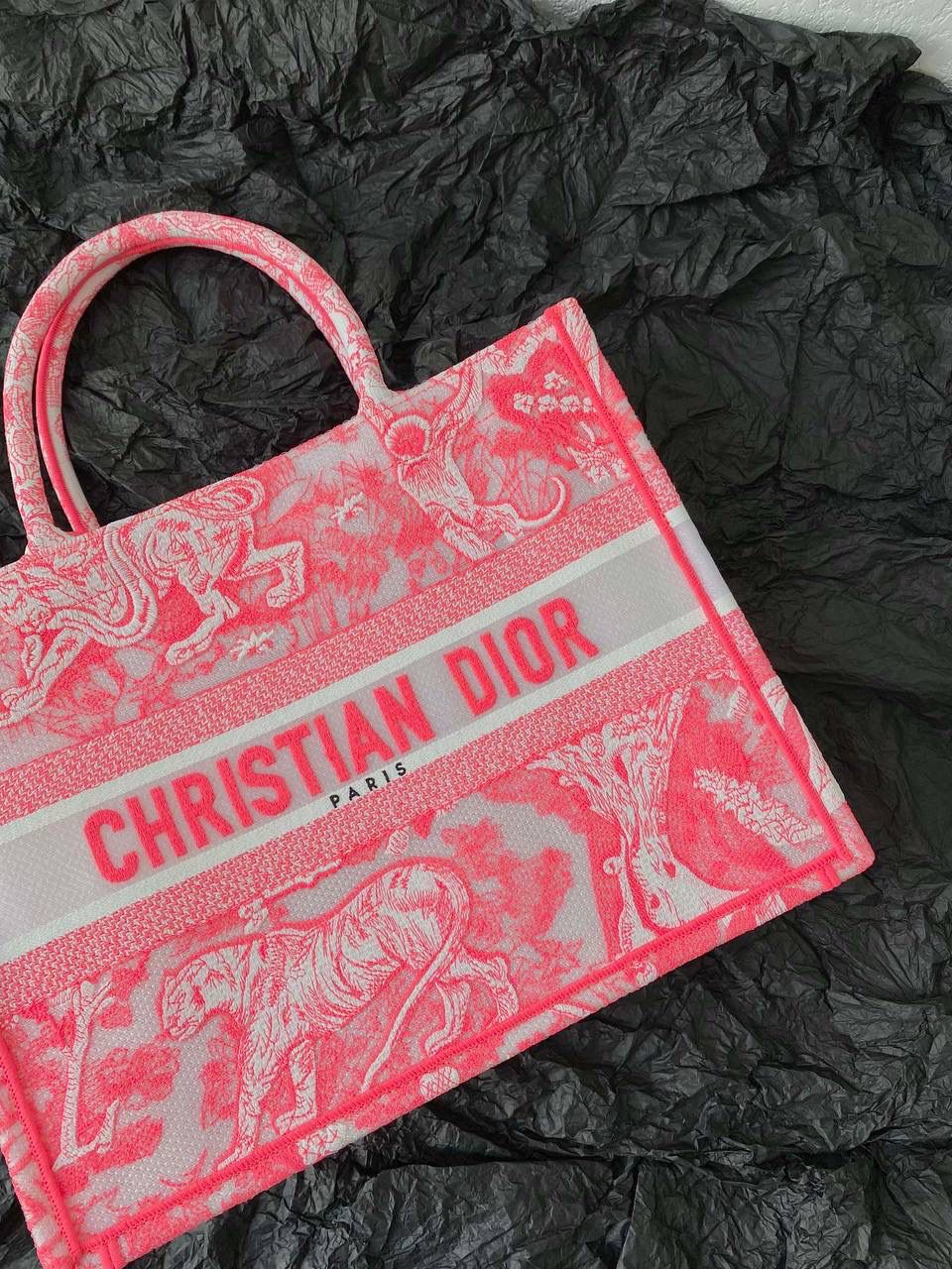 🈶透明粉中号 𝗖𝗗 𝗕𝗼𝗼𝗸 𝘁𝗼𝘁𝗲购物袋"夏日限定" 全新透明帆布材质，轻盈通透的质感 自带清凉属性，是这季的最大亮点🤟🏻 茹伊动物印花与荧光色调的碰撞 怎么会有这么好看的颜色啊😍 不愧是色彩大师，活力氛围拉满 超醒目的荧光效果和度假气息扑面而来 将优雅融为一体，谁心动了，我不说 刺绣的复杂程度，直接搞疯师傅们 这只购物袋真的要细品，那那都是细节 size：36.5×28×17.5cm