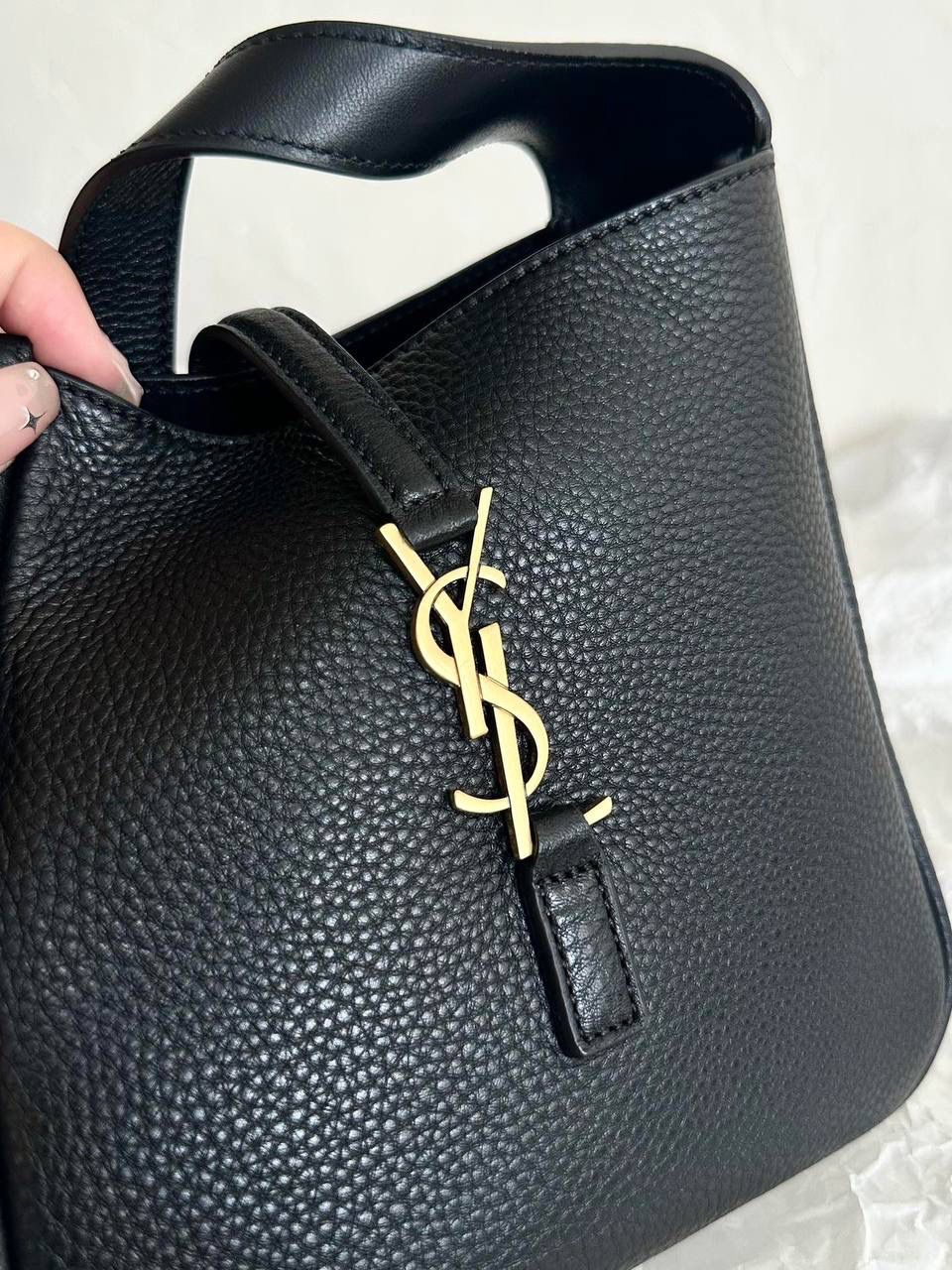 销量王🔥 ys1 hobo mini 🖤 谁敢信hobo出mini size了 可爱shu啦啊啊啊 换了明显有大纹路的鹿皮 和小号大号的皮质不一样，注意区分⚠️ 整个包柔软好打理，还抗造，贼实用 它斜挎不了，是一只腋下包 长肩带的腋下包背起来好舒服 砖柜6月21号发售，咱立马就安排起来😎 zp开发是基操，省钱小能手，等我们咯～～ 16×15×7cm