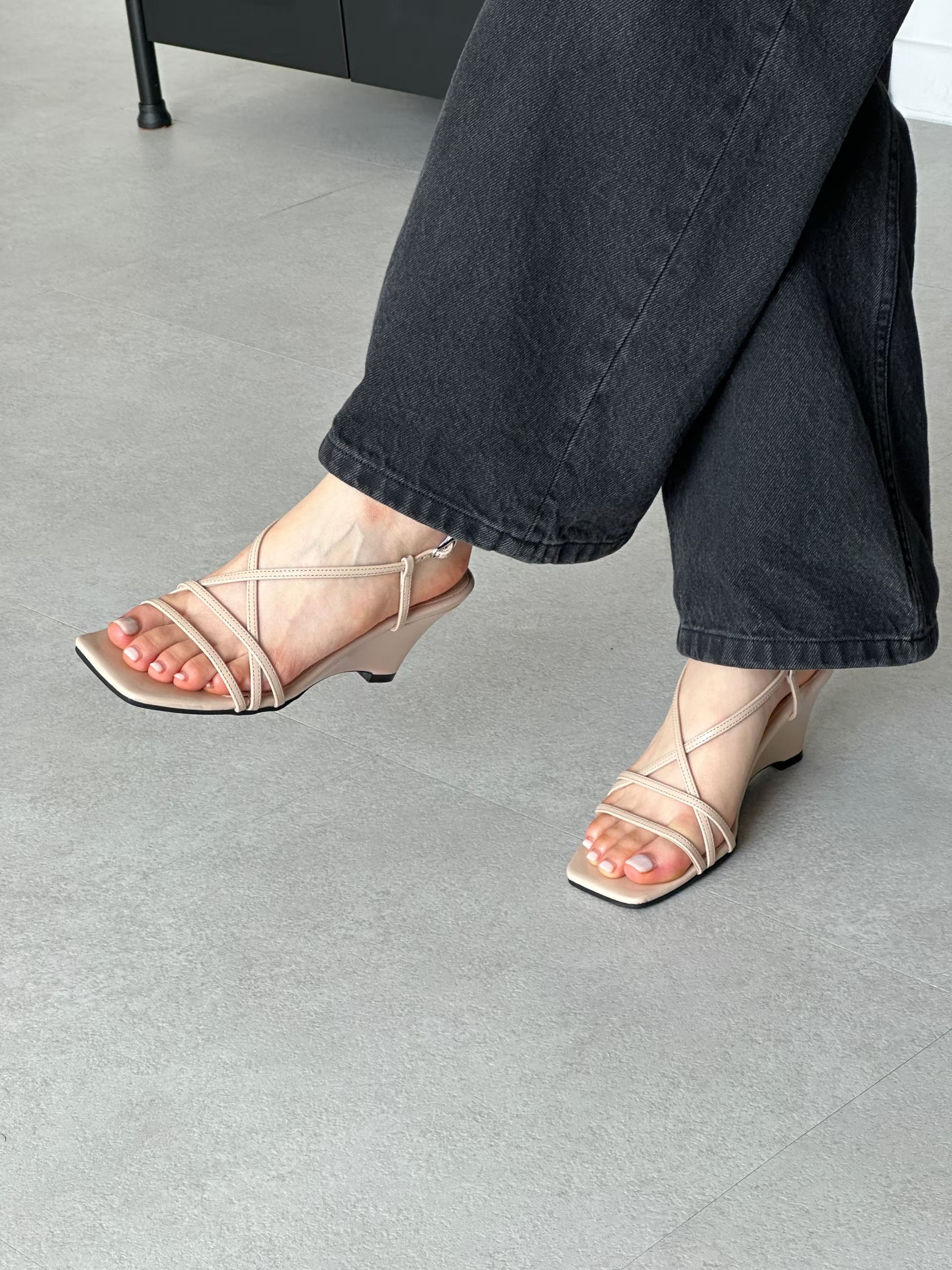 Cross straps heeled sandals 