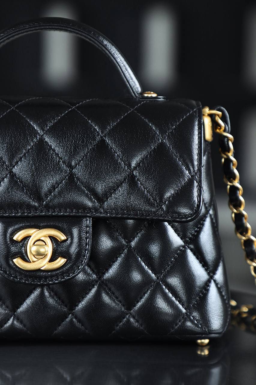 25P豎款 Kelly小號鑒定版 👜 一包一碼 支持全球鑒定查驗身份證原廠專G GR原廠皮料過關清單資料可査詢 經典的菱格紋搭配復古金，每一處細節都透露著香奈兒的奢華與優雅！ 包身線條流暢，豎版設計獨特又吸睛，完美展現女性的柔美與幹練！ 五金：全銅復古金 皮料：GR原廠亮羊皮 尺寸：14*20*5.5cm