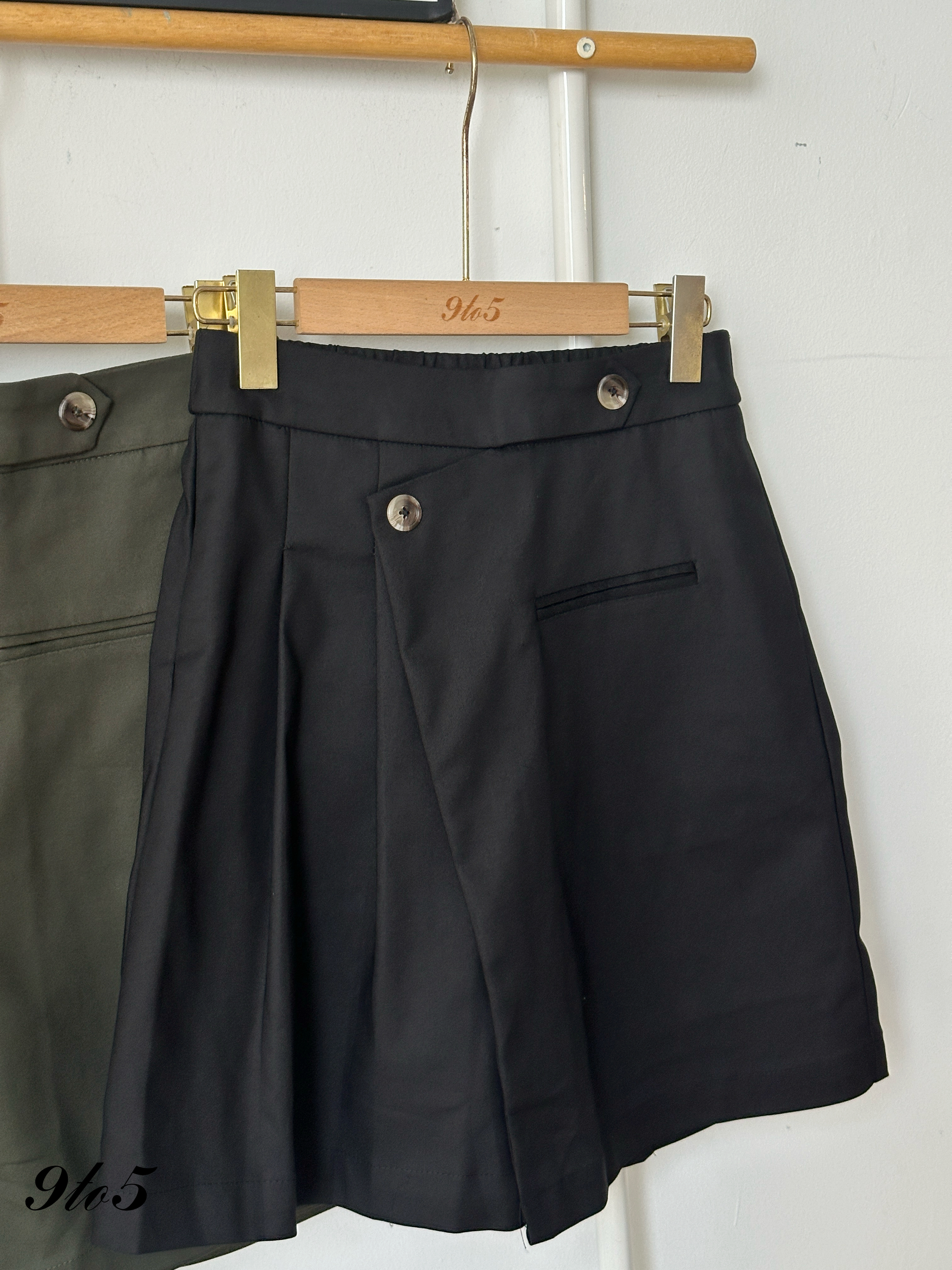 S1862 Overlap Midi Pants - Black & Green 