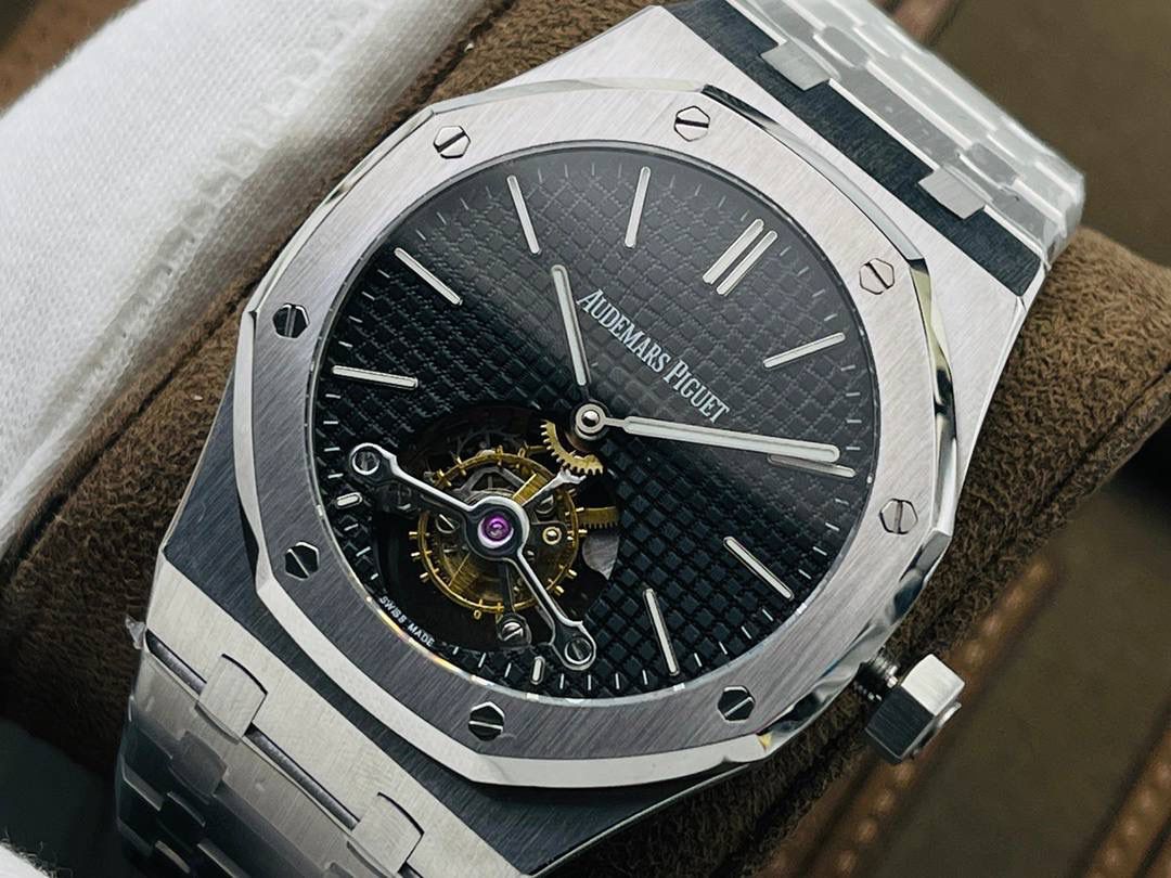 爱彼A P皇家橡树陀飞轮精品腕表 升级细节🔥 1⃣️独家订制Cal.2924机芯，动力储存68小时！ 2⃣️腕表依旧保留的八角形表圈、标志性的六角形螺丝以及经典表带！ 3⃣️皇家橡树系列超薄陀飞轮腕表在经典的“Tapsisserie”格纹上进行再度创新，形成了新的格纹“Tapisserie Evolutive”！熟悉又陌生的表盘格纹装饰带来全新观感，成为这款腕表的点睛之笔。 4⃣️表壳直径为41毫米，厚度为11.2毫米！