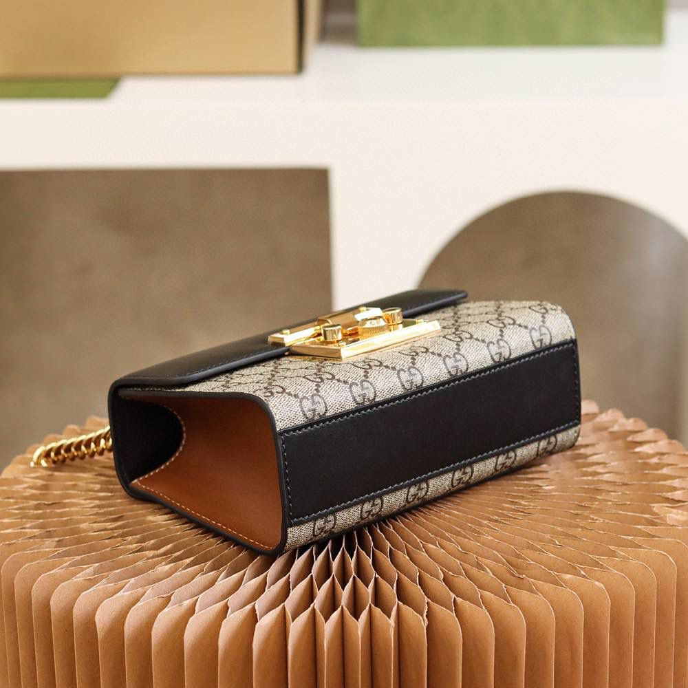 𝙋𝙖𝙙𝙡𝙤𝙘𝙠系列【升级版】#409487#原厂皮 🔥🔥 ☞尺寸：20.5*13*7.5cm 小古家经典著作𝐏𝐚𝐝𝐥𝐨𝐜𝐤小锁扣， 完全经得起岁月的考验， 为众多明星喜爱的复古𝐏𝐚𝐝𝐥𝐨𝐜𝐤，众多网红都在种草推荐，不张扬而低调的复古经典， 品质诠释了原汁原味，不惧畏任何对比，就怕你们不对比， 我们的底气来源于我们品质宗旨！