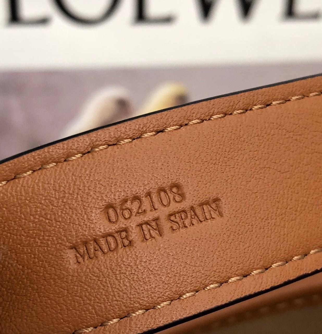 *𝘏𝘰𝘣𝘰 水桶通勤包 尺寸:32-26-13cm 编码:062108 【该尺寸没包装】 颜色:棕配米白（布配皮） Anagram标志性logo点缀，包身底部定型，自重超级轻，实用的桶形设计，巨能装哦！ 肩带可调节可斜挎and 侧背，追求潮流韩范儿的，甜酷风的迷弟迷妹们，走起，走起…😍😍