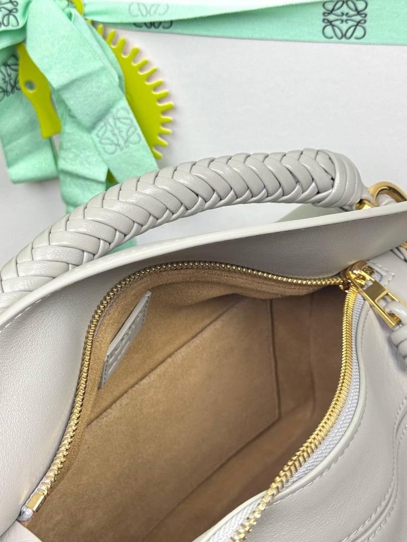 🎈最新编织手腕𝙋𝙪𝙯𝙯𝙡𝙚 ——【银灰色】 尺寸：𝟐𝟒-𝟏𝟎.𝟓-𝟏𝟔.𝟓𝐜𝐦 编码：062405 【配全套礼盒】 ♥️以罗家经典几何设计，搭配独特的编织手腕，绒面内里。 ♥️容量大，经典百搭，可拆卸肩带，有单肩，斜挎，手提等多样化背法。随性时髦洒脱，实用性强。 ♥️独家背景➕独家品质➕独家全套砖柜礼盒套装，市场高端品质皆在我手✌🏻