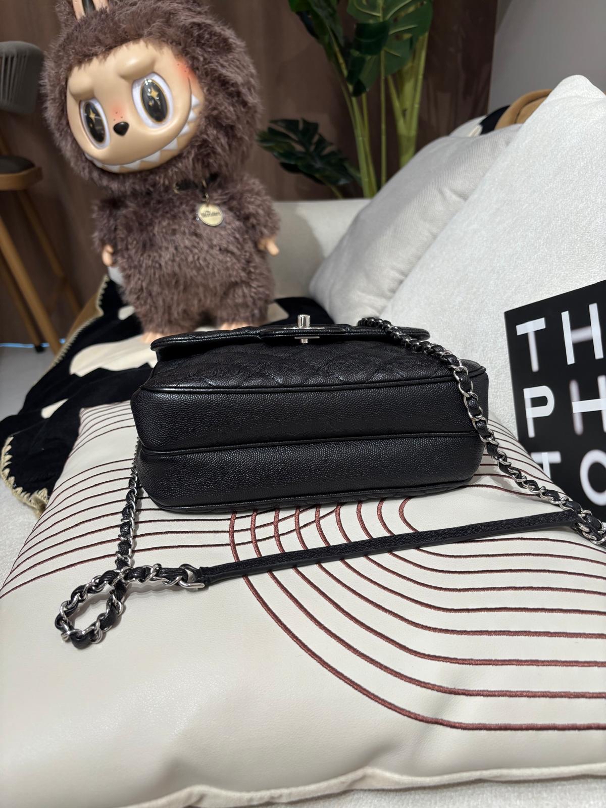 Chanel Classic Flap shoulder bag 100%Authentic, 98%New ✅25Card ✅Dust bag ✅Box