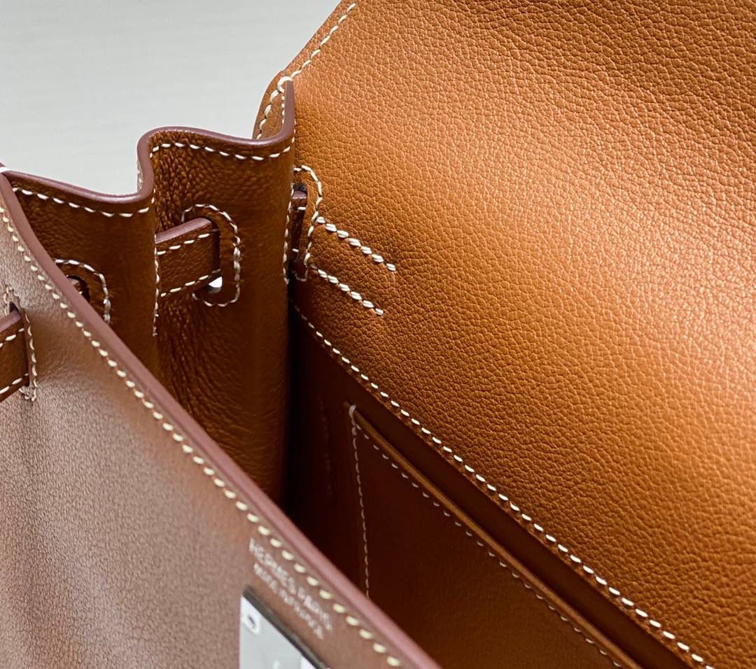 『金棕色·银』 ‘’Kᴇʟʟʏ ᴅᴀɴsᴇ • Evercolor 🎀 时尚圈就是一个圆！ 最厉害的就是六种背法： 斜背、侧背、肩背、腰包、背包、手包 集美们一定要安排起来‼️ 22Cm