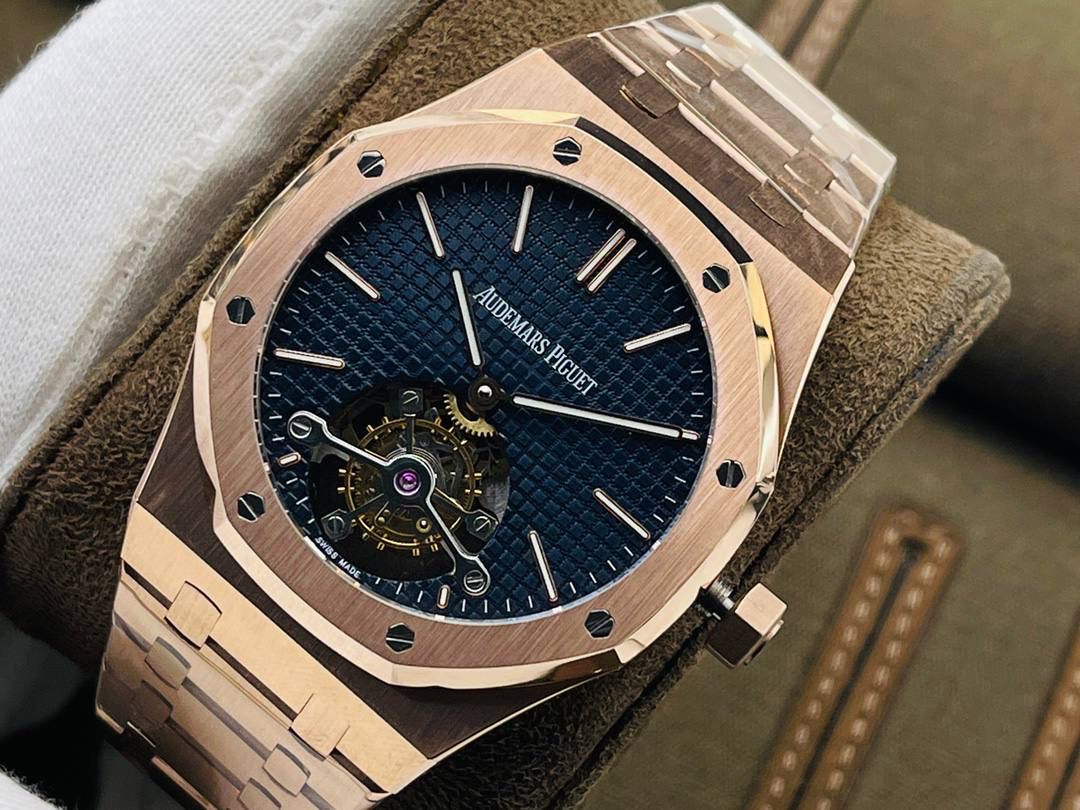 爱彼A P皇家橡树陀飞轮精品腕表 升级细节🔥 1⃣️独家订制Cal.2924机芯，动力储存68小时！ 2⃣️腕表依旧保留的八角形表圈、标志性的六角形螺丝以及经典表带！ 3⃣️皇家橡树系列超薄陀飞轮腕表在经典的“Tapsisserie”格纹上进行再度创新，形成了新的格纹“Tapisserie Evolutive”！熟悉又陌生的表盘格纹装饰带来全新观感，成为这款腕表的点睛之笔。 4⃣️表壳直径为41毫米，厚度为11.2毫米！