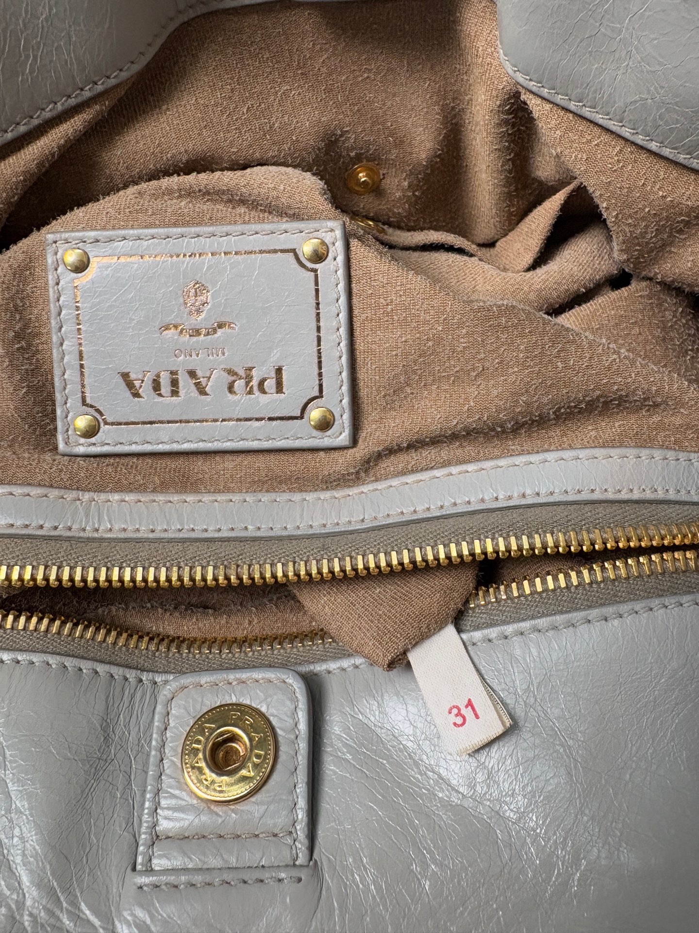 【預訂貨品】Prada霧霾灰油蠟皮機車腋下包