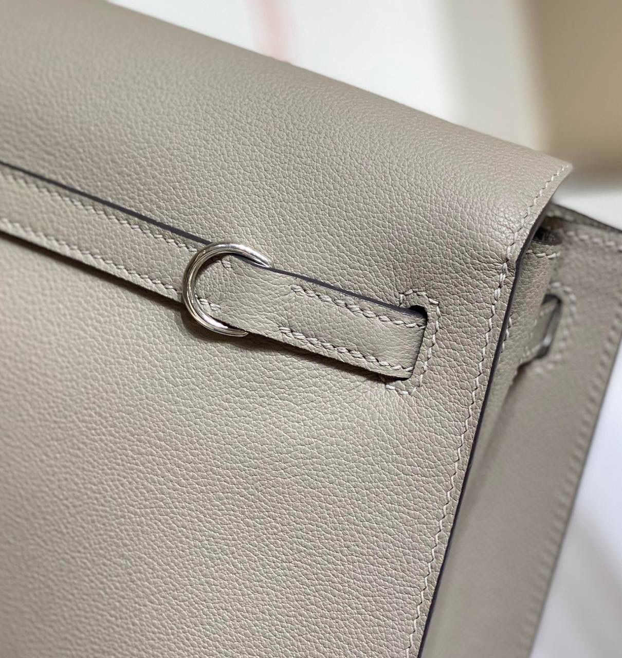 『沥青灰·银』 ‘’Kᴇʟʟʏ ᴅᴀɴsᴇ • Evercolor 🎀 时尚圈就是一个圆！ 最厉害的就是六种背法： 斜背、侧背、肩背、腰包、背包、手包 集美们一定要安排起来‼️ 22Cm