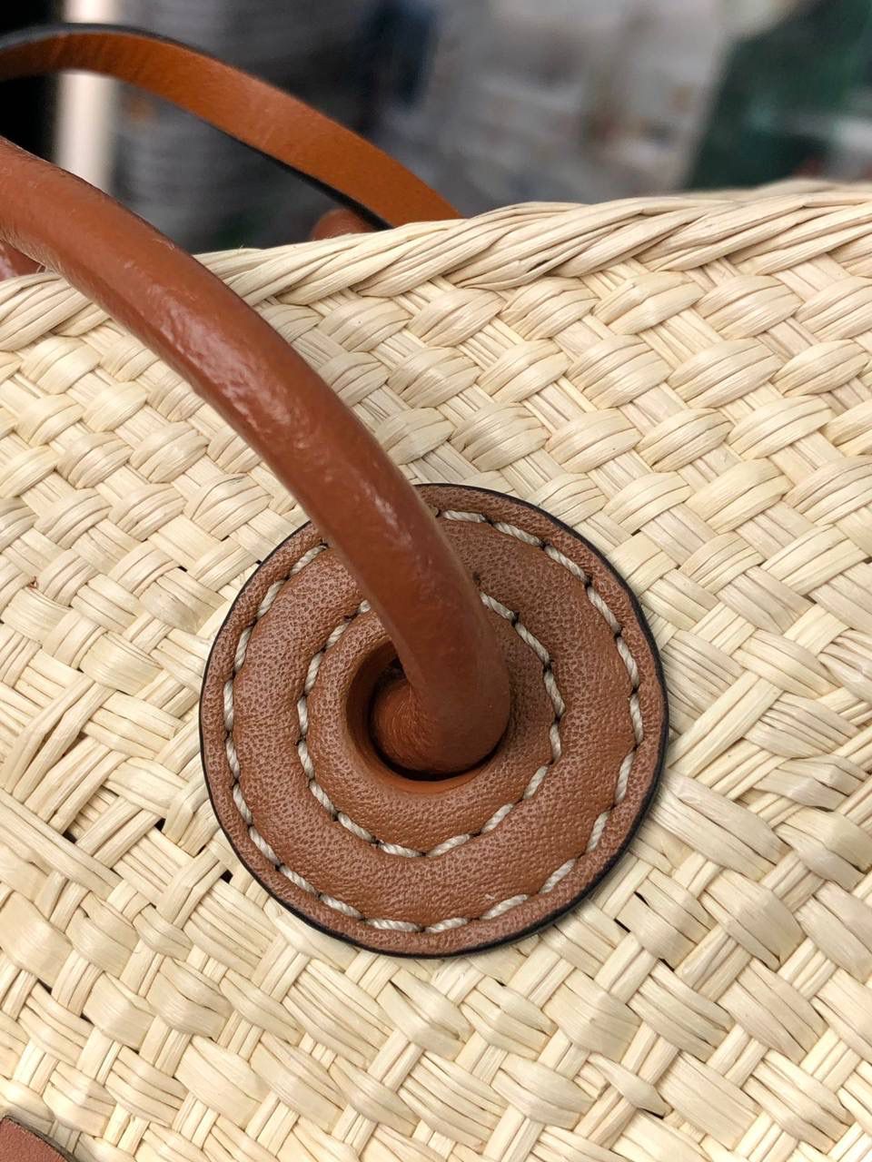 𝑨𝒏𝒂𝒈𝒓𝒂𝒎 𝑩𝒂𝒔𝒌𝒆𝒕 菜篮子🧺小号 面料：进口棕榈纤维/牛皮 颜色：原色/棕褐色 编码：65214285【该尺寸配防尘袋】 尺寸小号：34-13-16.5cm 尺寸中号：46-15-24cm （下单须知：‼️由于天然纤维材料特别，日照时间长短不同，颜色会略有变化，纯手工制作，每个包的尺寸也会所不同‼️） 传统篮子手袋，带有经典手工编织包身 管状牛皮带子，Anagram压纹，天然进口棕榈纤维制成，纯手工编织成型。 两个皮条装饰，无衬里（防尘袋可做内胆包）