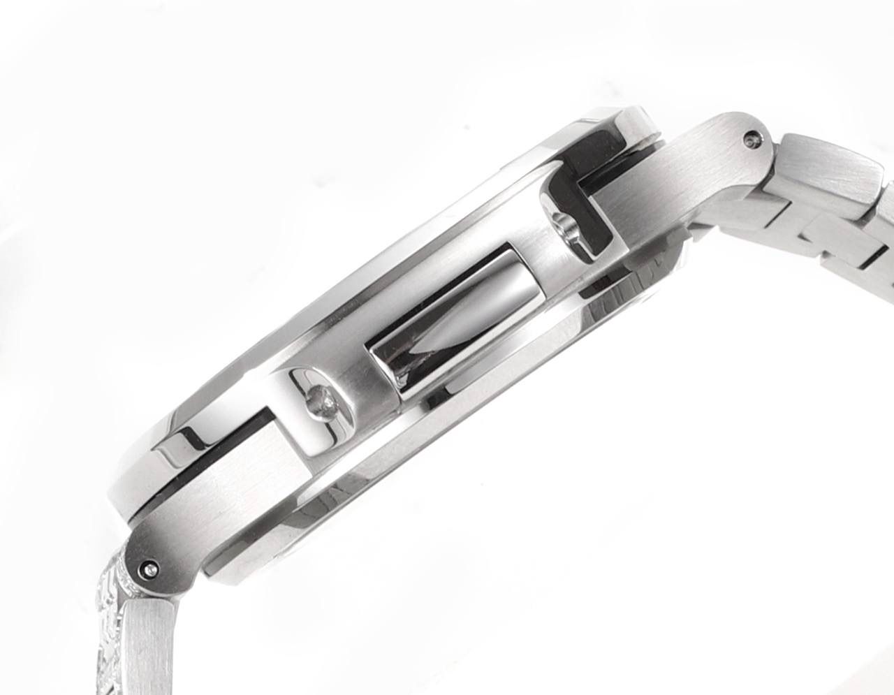 强势来袭！ 超级满天星方钻鹦鹉螺！ 1⃣️升级修正不锈钢表带，部分根据鹦鹉螺不锈钢表带拆解开发，完美贴合！ 2⃣️目前唯一使用圈口和表带方钻无爪镶石工艺，经历无数次的加工工艺，只为做到极致，终于大功告成！ 3⃣️全新订制修正版的Cal.324机芯，机芯摆轮位置与原装一致！深度洗花和刻字，机芯的还原度极高！ 4⃣️指针升级：秒针中心点升级为针轴秒针！ 鹦鹉螺满天星方钻王中王！欢迎您的品鉴！😎💯🌟