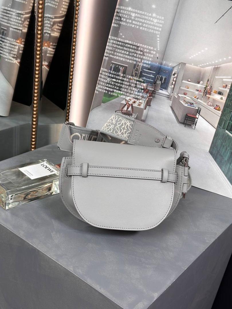 Loew于1846年在西班牙成立，作为全球最大的奢侈品公司公司之一，已经走过了175年的发展历程！ 迷你:15-9.5-12.5（中部最宽处21cm） 编码:522127织带珍珠灰