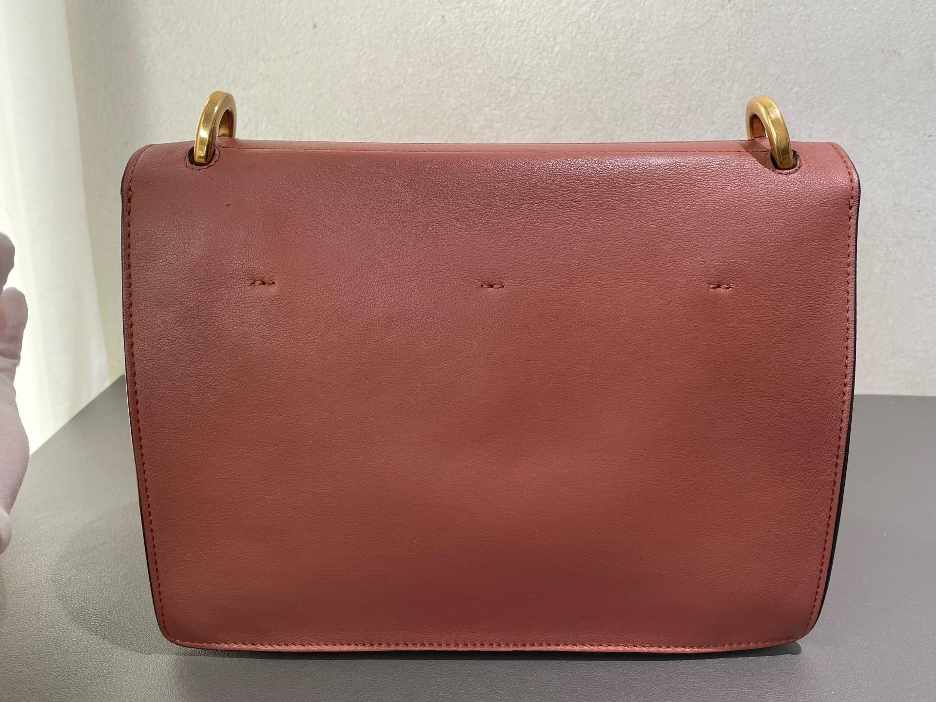 【預訂貨品】Fendi 豆沙色油蠟皮復古郵差包