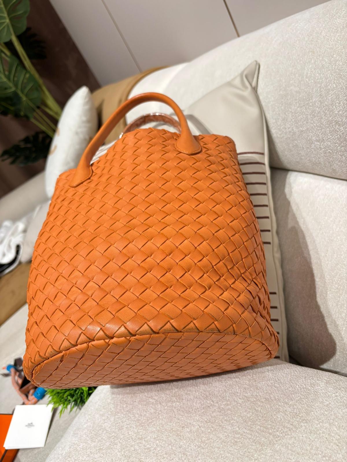Bottega Veneta BV Bucket Bag 100%Authentic, 90%New