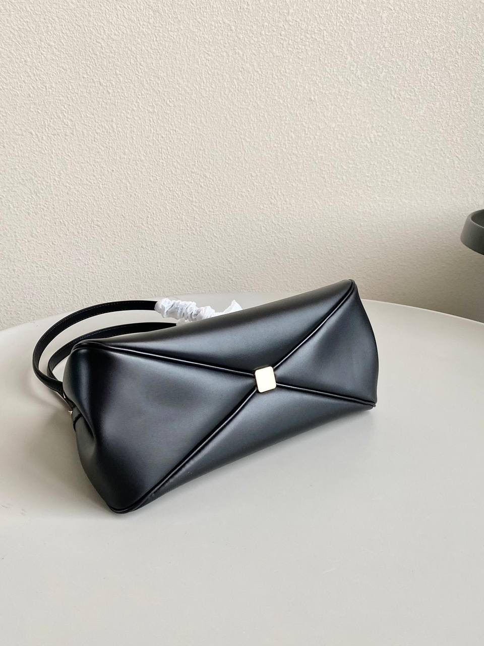 🈶 黑色中号 𝗗𝗜𝗢𝗥 𝗞𝗲𝘆手袋/腋下包 啊啊啊贵妇们还没买的都看过来 如此复古法式浪漫的包一定要拎在你手上 首批即出即断！都在翻单再翻单了！！ 早已大火全网时髦界，没有人不爱啊 独特的梯形包身➕细长手柄，优雅高贵 它的悬锁更是绝绝子，两个尺寸可选 小个子女生也可放心的冲大号 日常通勤什么大场合都能给你冲锋 拿捏得恰到好处，找不出一处缺点地方 真是把复古风玩得明明白白，美死了！！ 中号：27×16.5×13.5cm，#6098m 小号：22x12.5x12cm