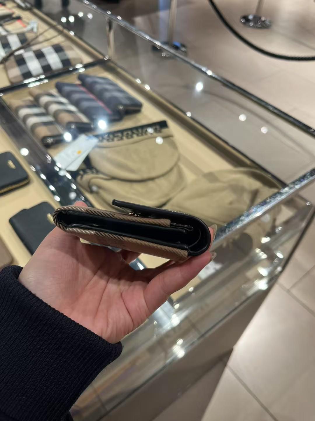 預購 Burberry🌈🌈折扣款 格仔short wallet Sale