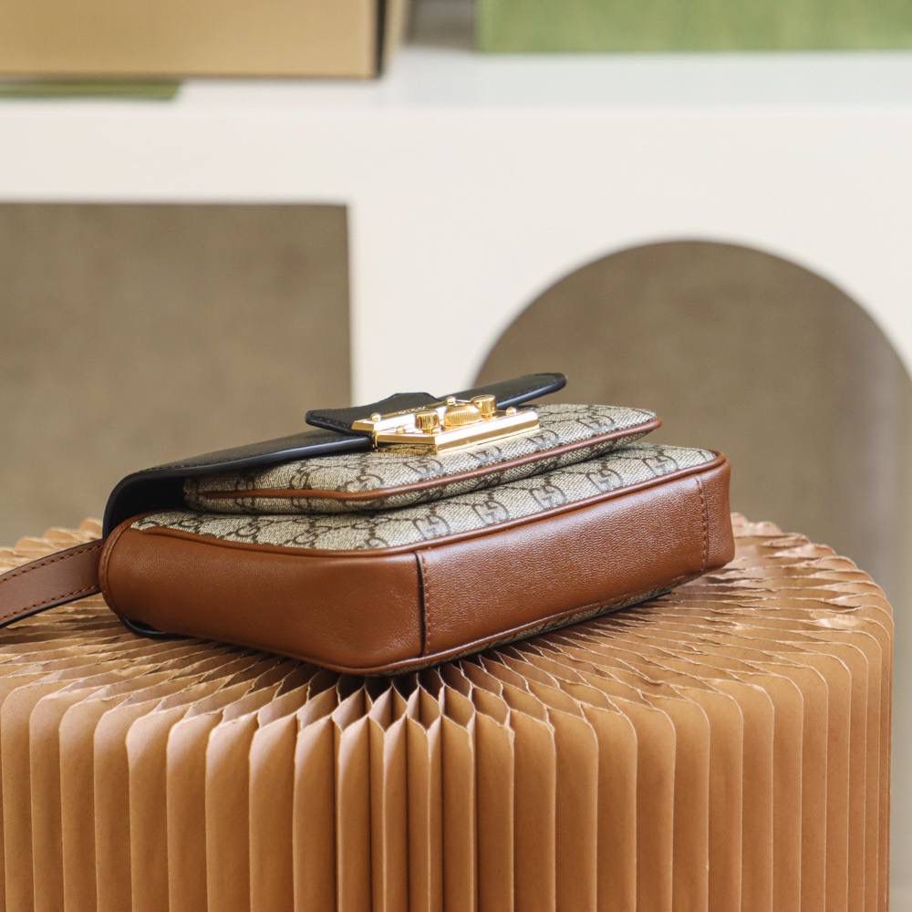 𝐩𝐚𝐝𝐥𝐨𝐜𝐤小锁扣邮差包#658487#正品皮 ✔️尺寸：21*14*5cm 𝐩𝐚𝐝𝐥𝐨𝐜𝐤新品锁头邮差包， 超赞的设计，拼色灵感源自典藏设计， 为邮差包造型再添惊艳之作， 经典的𝐩𝐚𝐝𝐥𝐨𝐜𝐤标志性小锁扣， 经典的配色，更让人韵味十足， 容量更加人性化的分层收纳， 让你日常使用更加便捷舒适！ 超级种草，又是一个大爆款的节奏！🔥🔥